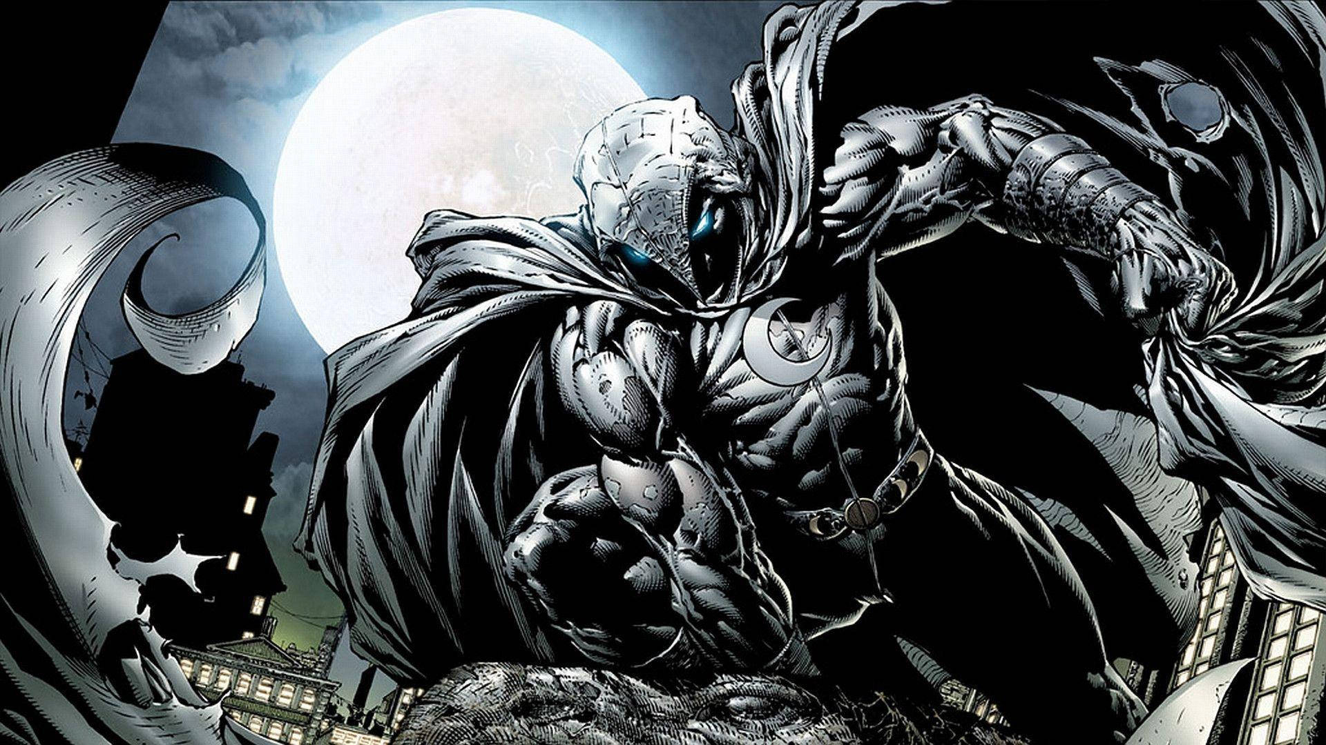 Moon Knight 桌布 壁紙 — 月光騎士以動態姿勢站立，背景為滿月，下方是城市景觀。