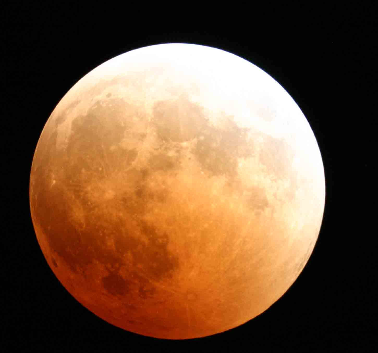 Eclipse 桌布 壁紙 — 月全食期間，血月在漆黑天空中發出火橙色光芒。
