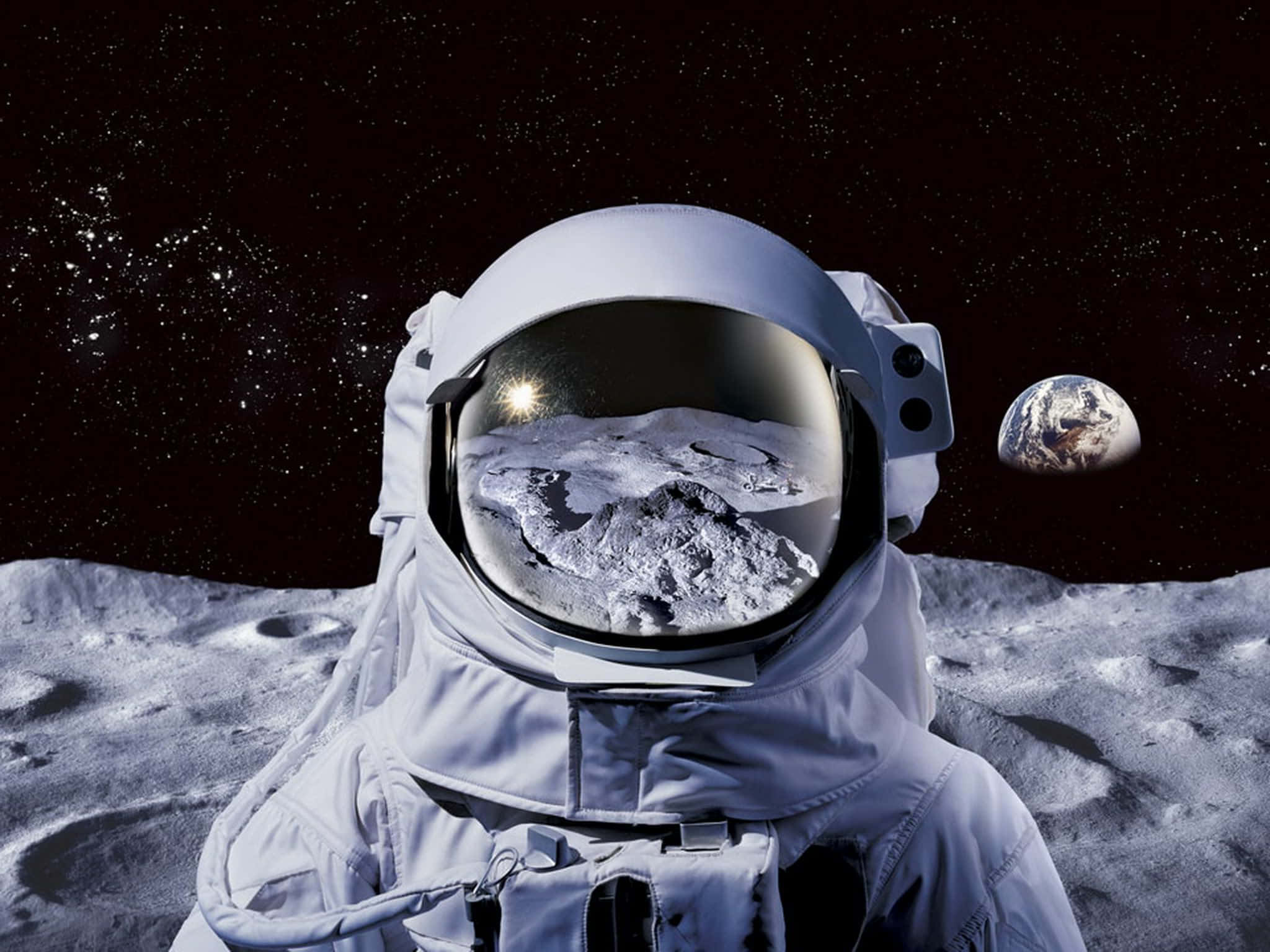 桌布 壁紙 — 月球上的太空人透過反光的頭盔面罩凝視著地球，背景是繁星點點的黑色天空。