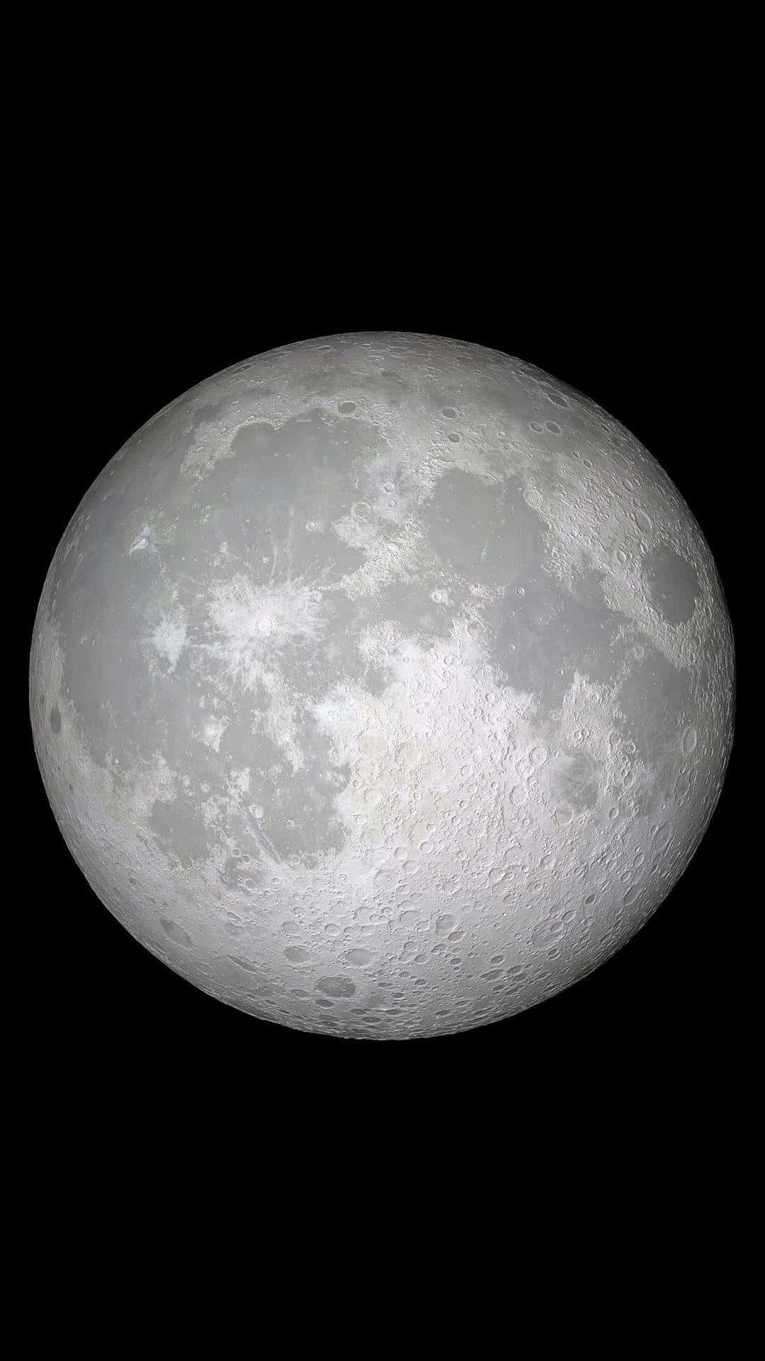 月夜星空 桌布 壁紙 — 月球佈滿隕石坑的灰色表面，在深黑色太空背景下的高度詳細特寫。