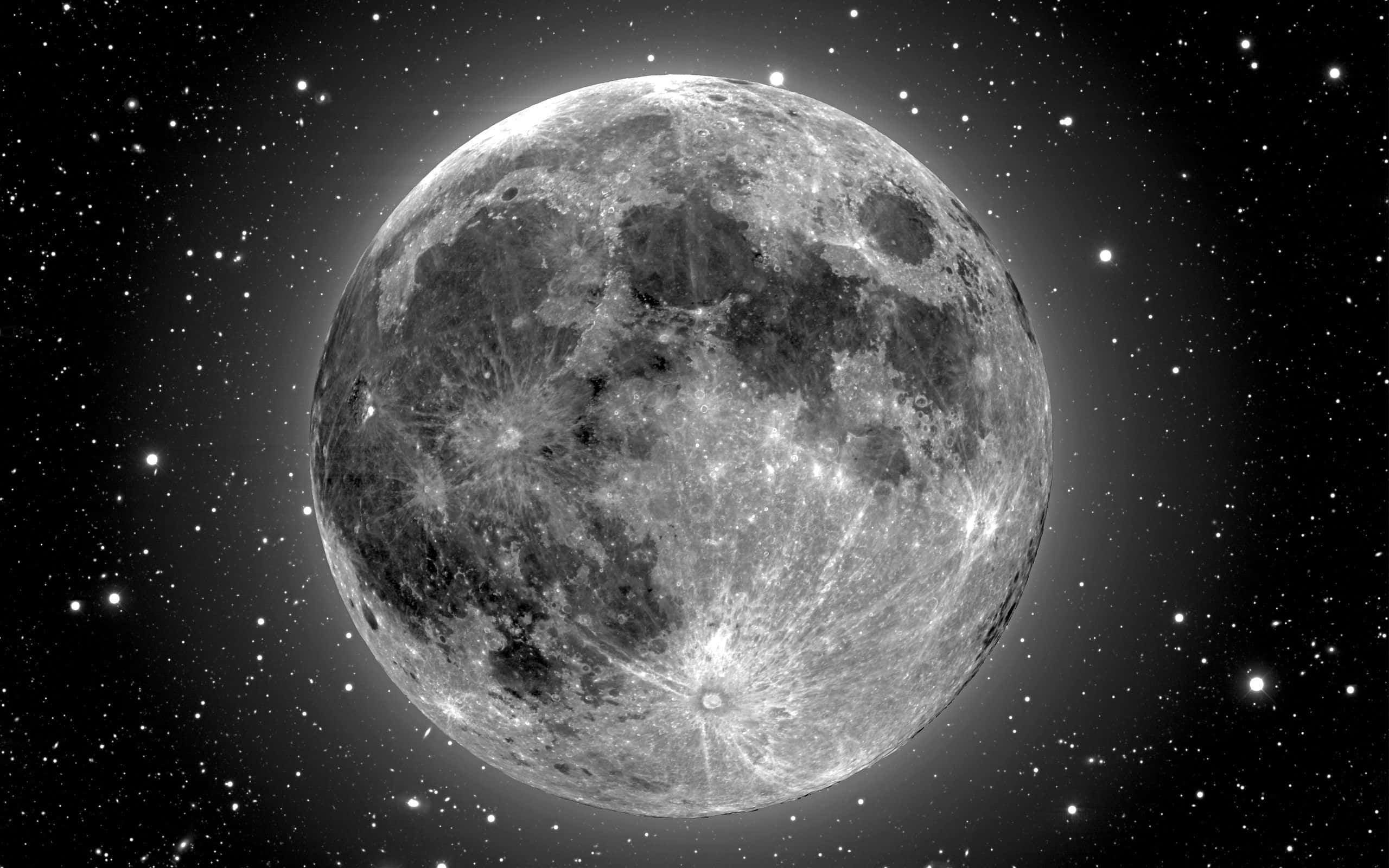 月亮與星星 桌布 壁紙 — 月球佈滿隕石坑的表面在星空中發光的詳細灰階視圖。