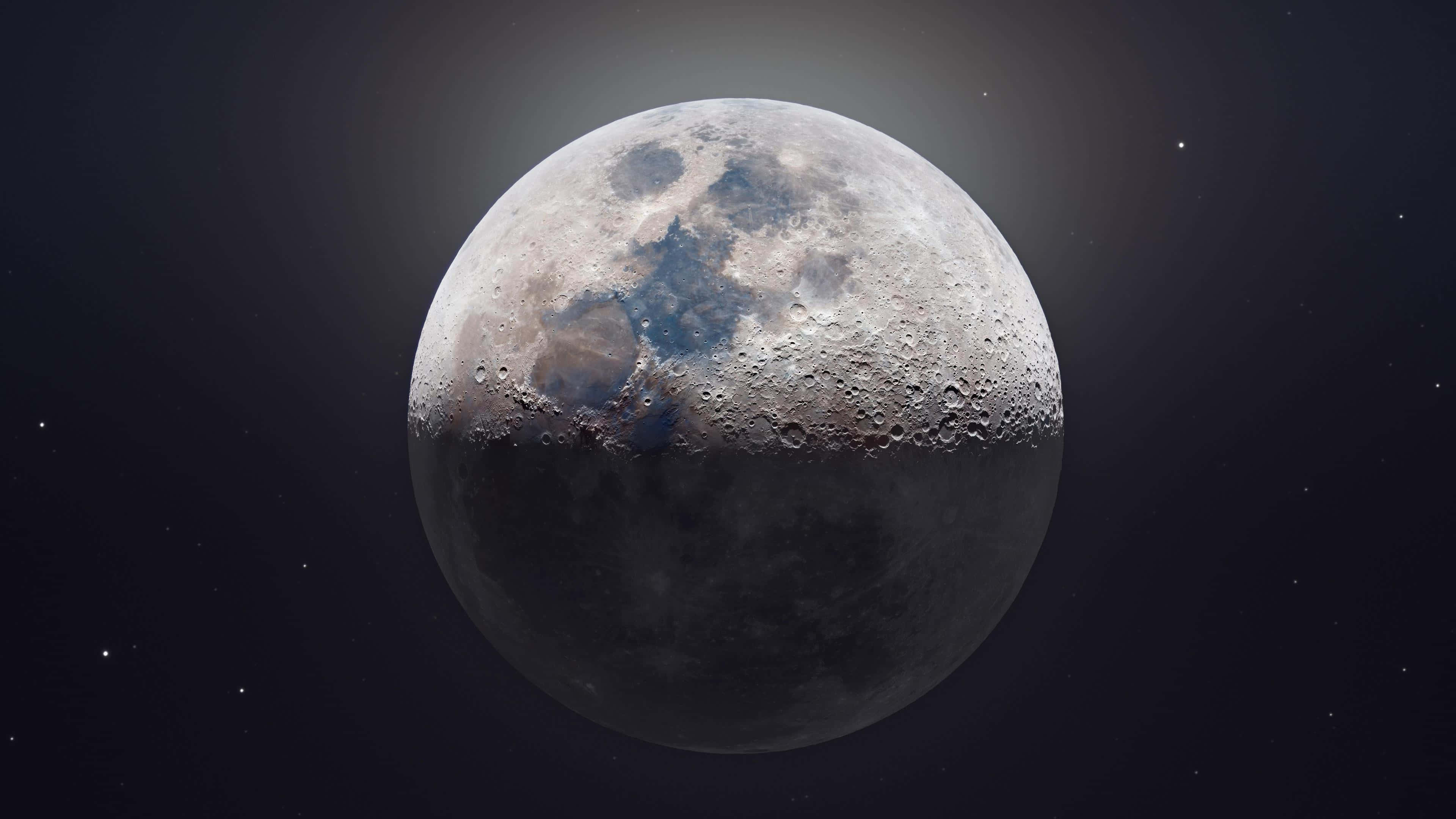 full moon 桌布 壁紙 — 月球表面的詳細視圖，隕石坑和月海在繁星點點的夜空下被照亮。