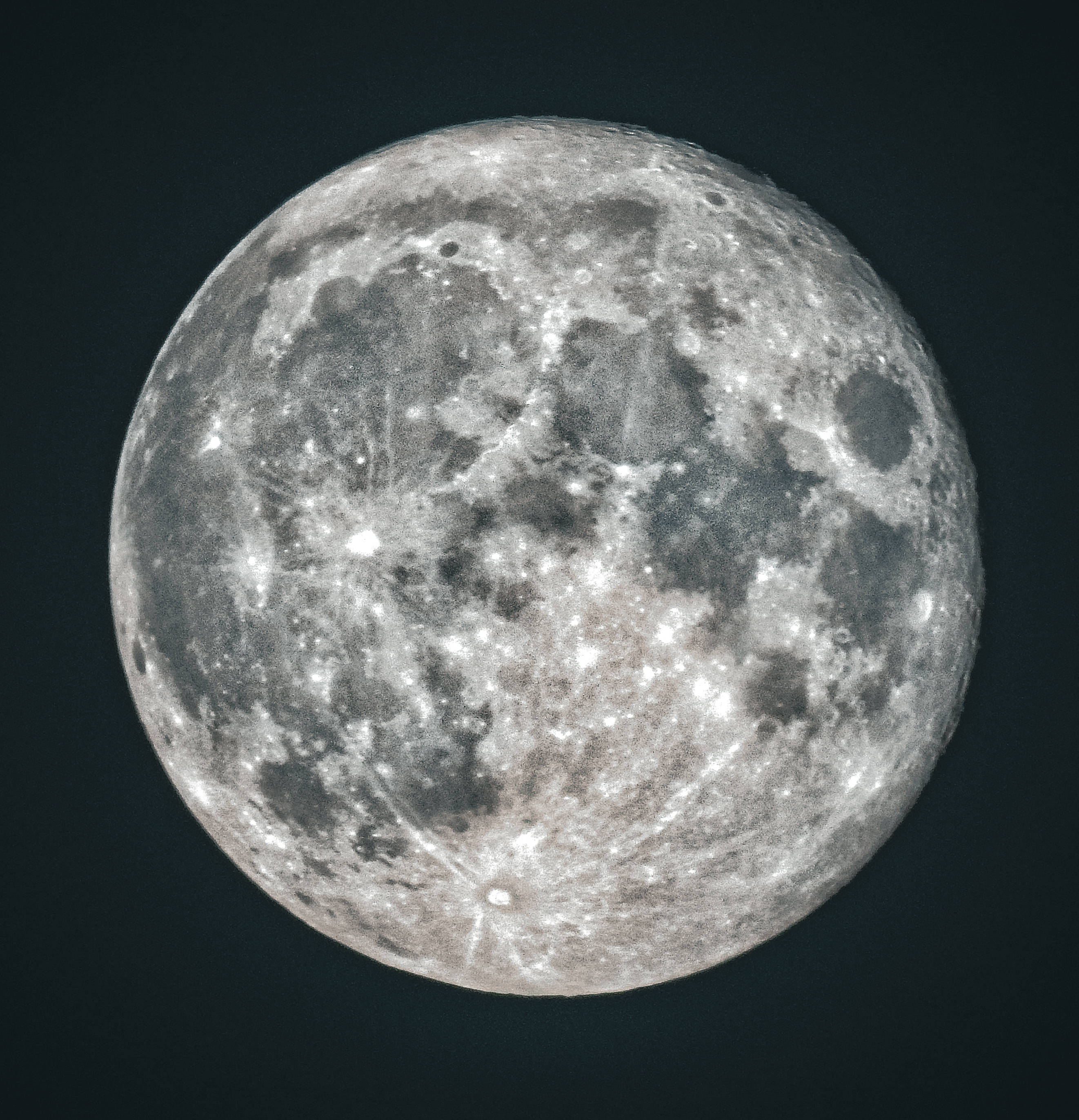 HD Moon 桌布 壁紙 — 月球隕石坑表面的詳細特寫，在黑暗的夜空中發光。