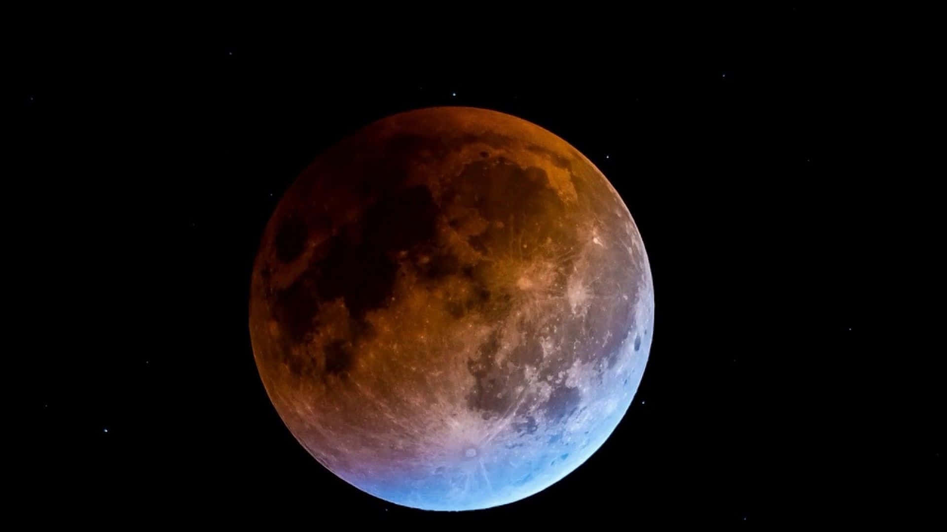Pretty Moon 桌布 壁紙 — 月食期間，血月以火熱的橙色和深藍色色調在繁星點點的黑色天空中發光。