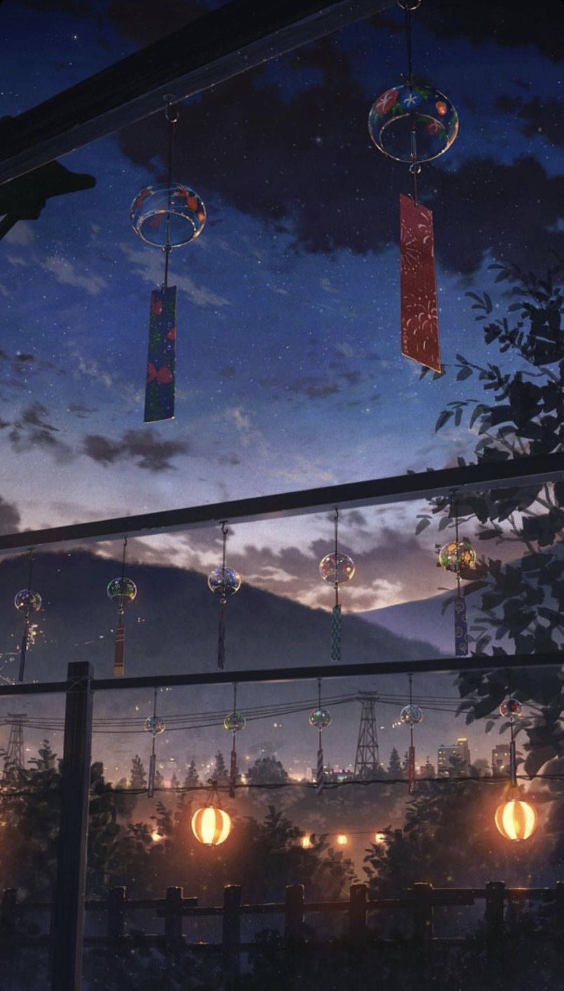Aesthetic Anime Phone 桌布 壁紙 — 有弦的風鈴和發光的燈籠懸掛在繁星點點的暮色天空下，籠罩著霧氣的城市景觀和遠山之上。