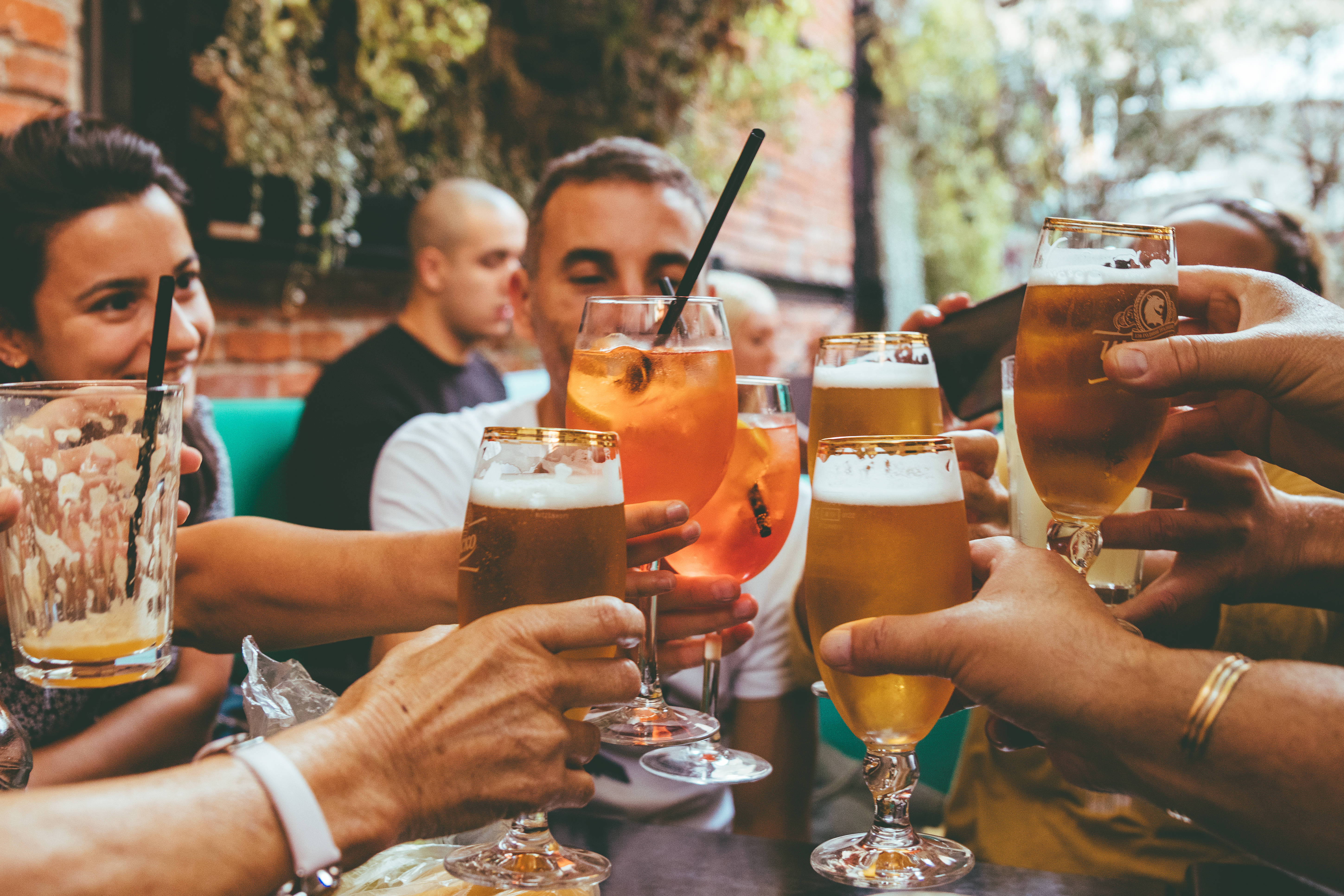 Beer 桌布 壁紙 — 朋友們在熱鬧的戶外庭院環境中舉杯暢飲啤酒和冰凍飲料。