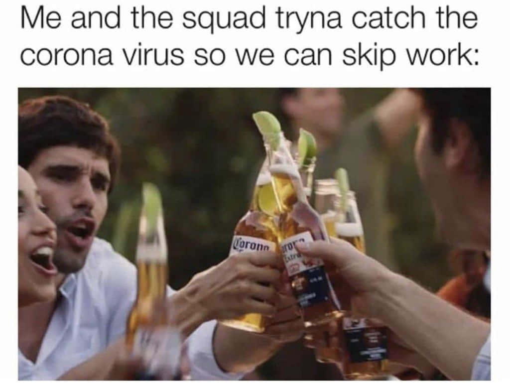 meme 桌布 壁紙 — 朋友們在熱鬧的戶外聚會中，用飾有萊姆角的Corona啤酒瓶歡呼。