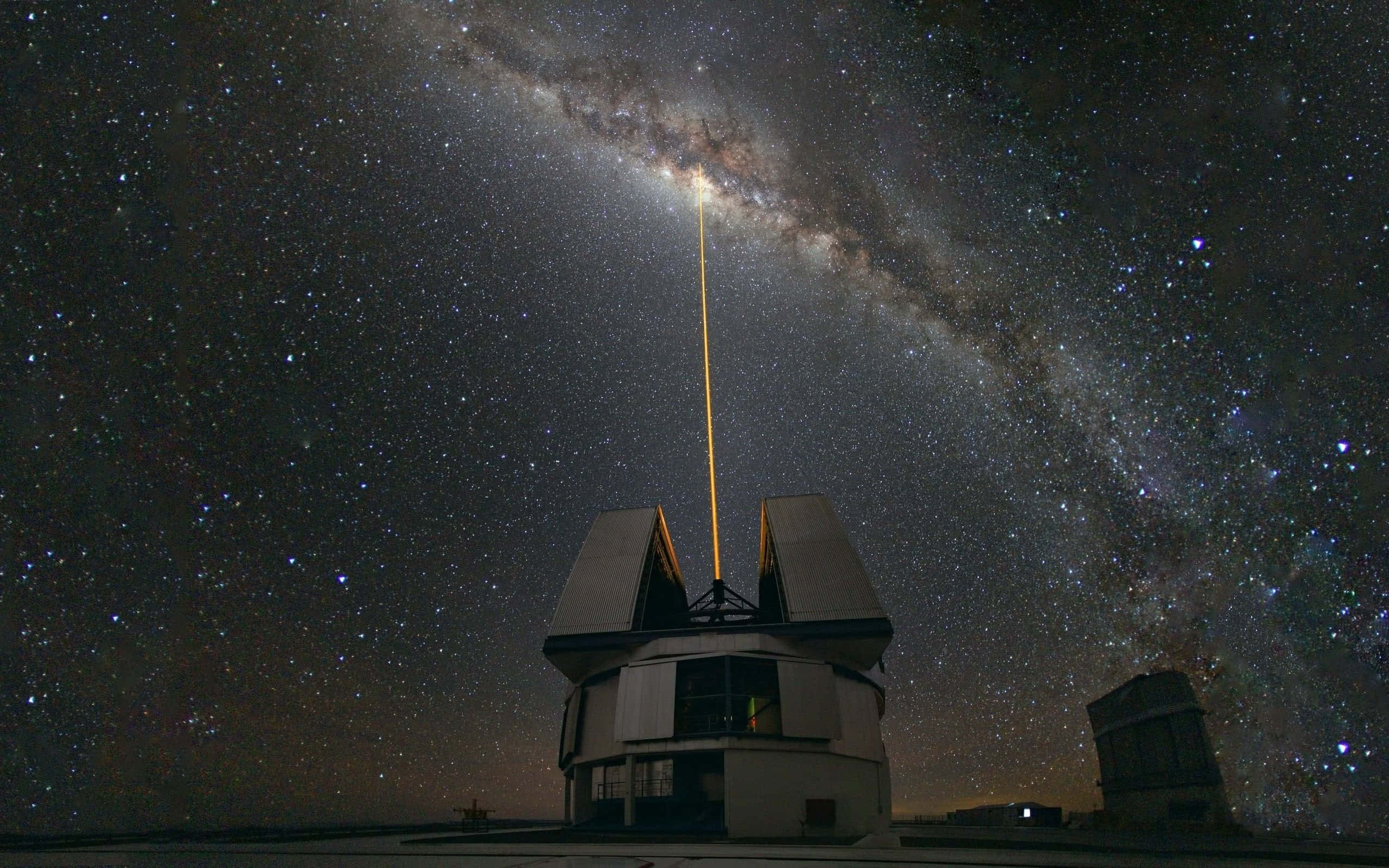 Space Observation 桌布 壁紙 — 望遠鏡天文台在星空下向銀河系發射雷射。