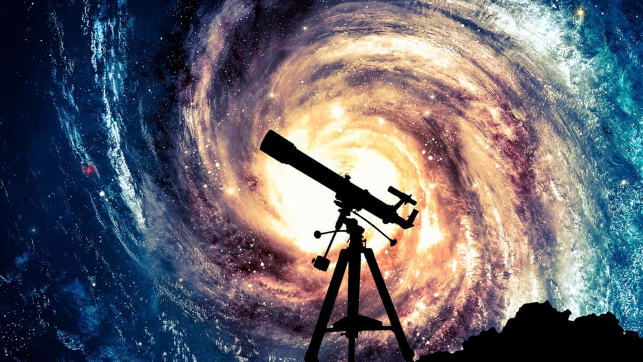 astronomy 桌布 壁紙 — 望遠鏡的剪影矗立在岩石露頭上，背景是旋轉的螺旋星系，散發著宇宙色彩的光芒。