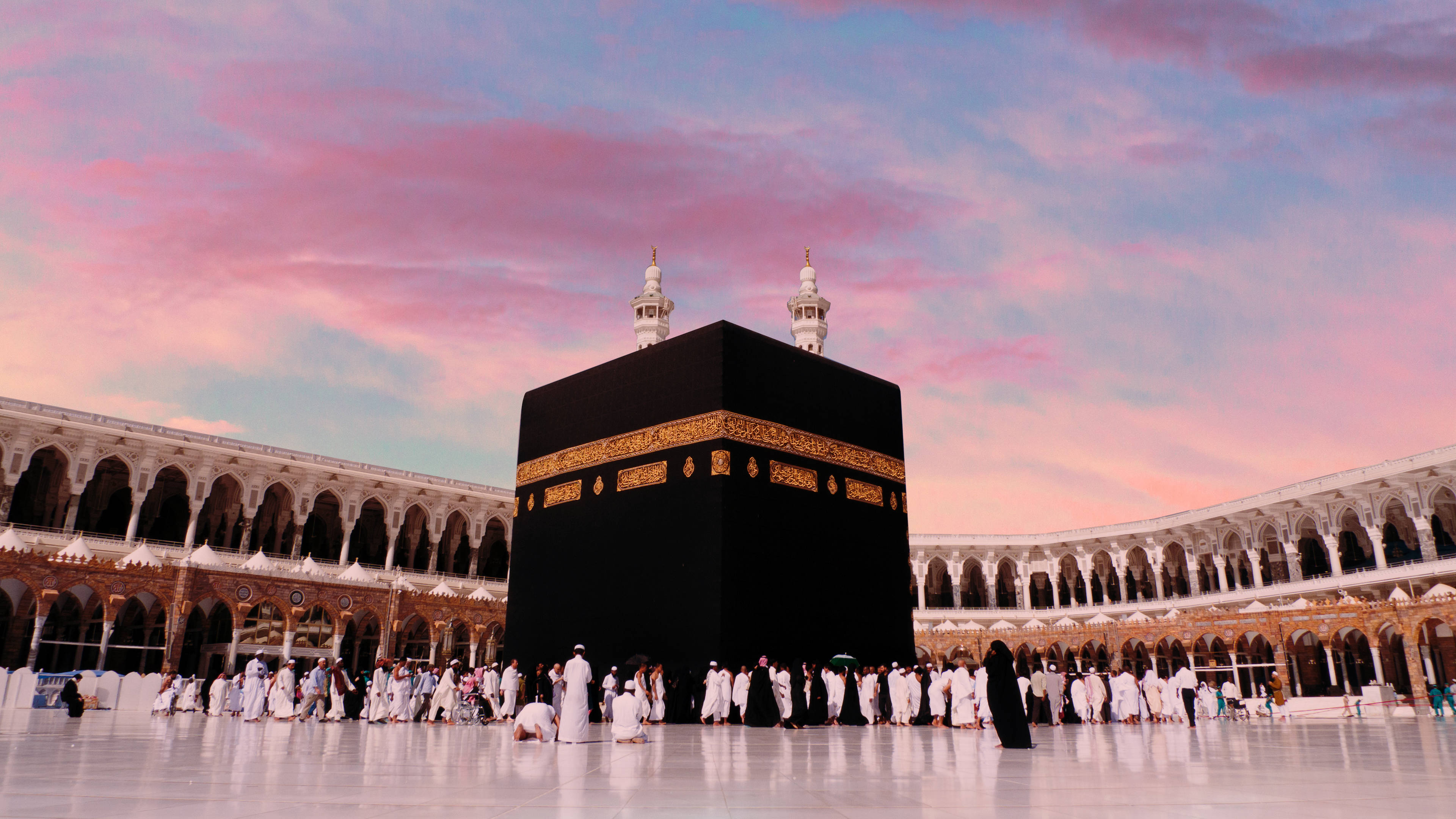 muslim 桌布 壁紙 — 朝聖者在宏偉的清真寺中，在充滿活力的粉紅色和藍色暮色天空下繞行卡巴天房。