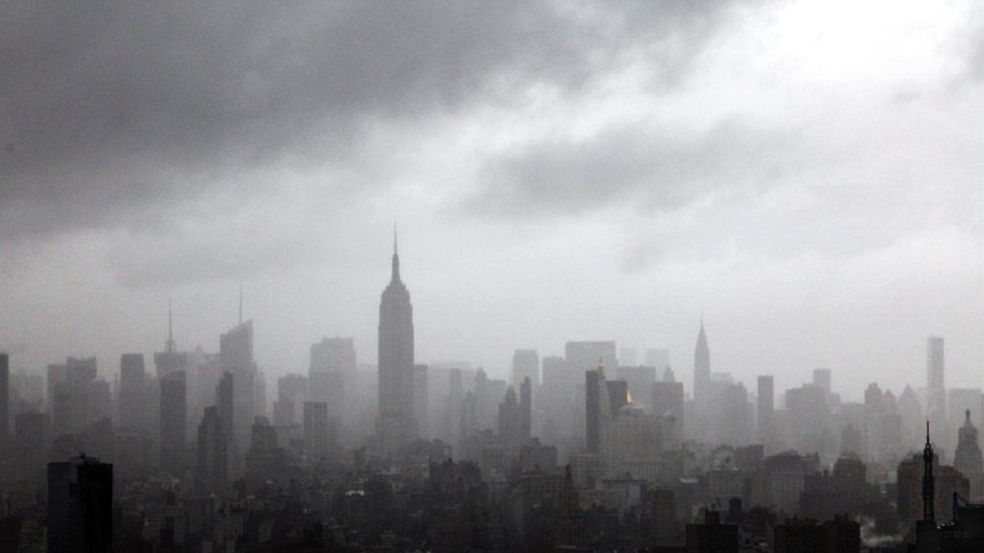 New York 桌布 壁紙 — 朦朧的城市天際線，摩天大樓在陰天籠罩下被灰色雲霧遮蔽。