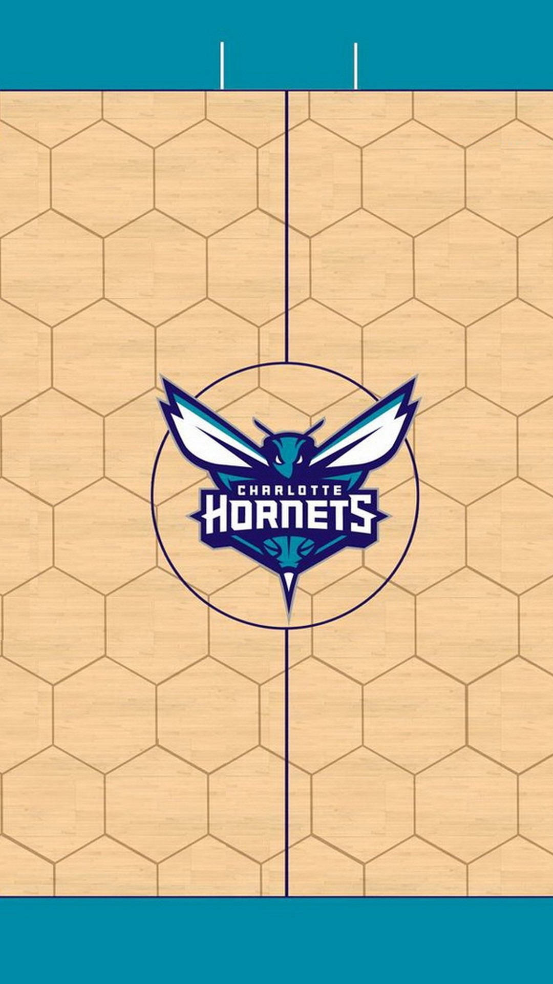 Hornets 桌布 壁紙 — 木地板上中央有夏洛特黃蜂隊標誌的籃球場特寫。