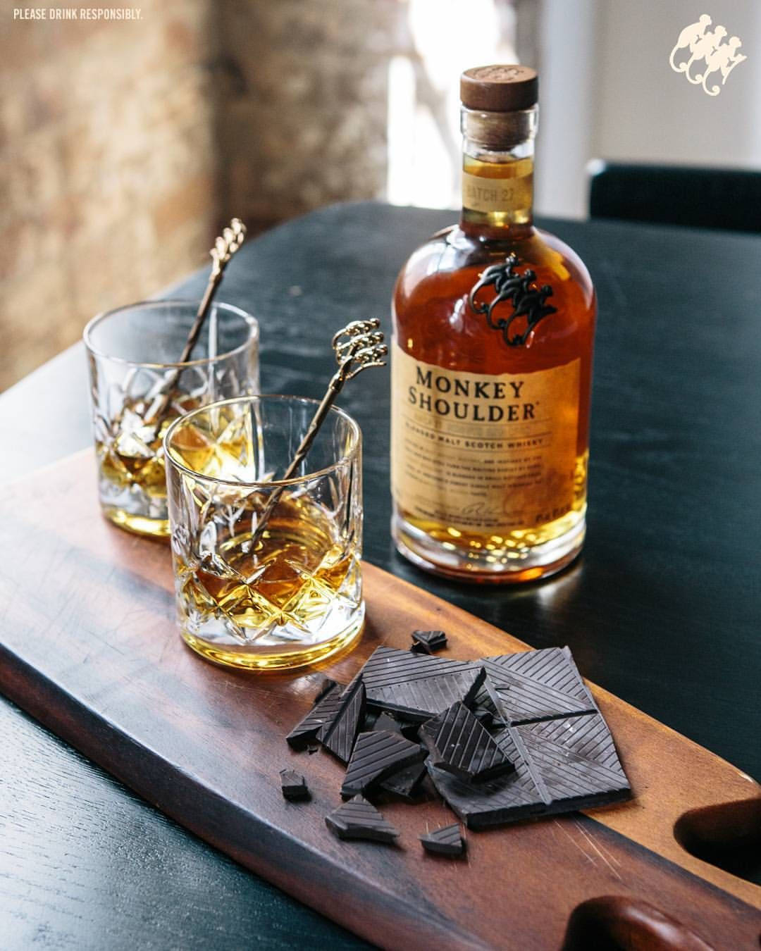 alcohol 桌布 壁紙 — 木托盤上放著一瓶Monkey Shoulder威士忌、兩個玻璃杯和黑巧克力塊。