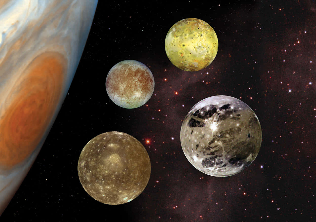 月光 桌布 壁紙 — 木星在其四顆伽利略衛星（艾歐、歐羅巴、甘尼米德、卡利斯托）旁邊顯得巨大，背景是星光燦爛的宇宙。
