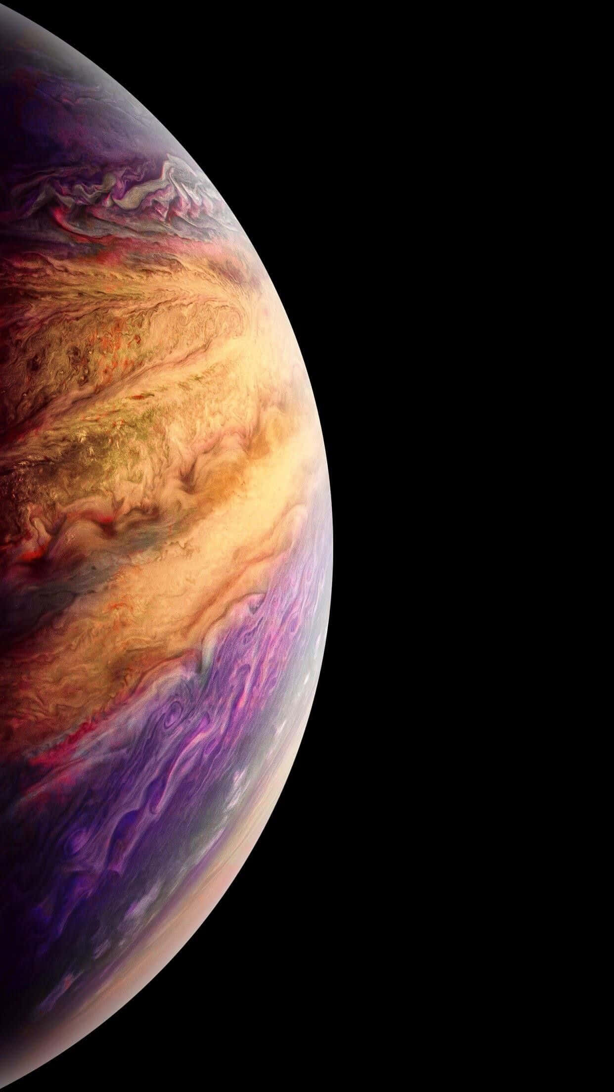 iPhone Xs Max Apple 桌布 壁紙 — 木星大氣層中旋轉的帶狀條紋，以鮮豔的橙色、紫色和白色呈現，背景是太空的黑色虛空，令人驚嘆的特寫。