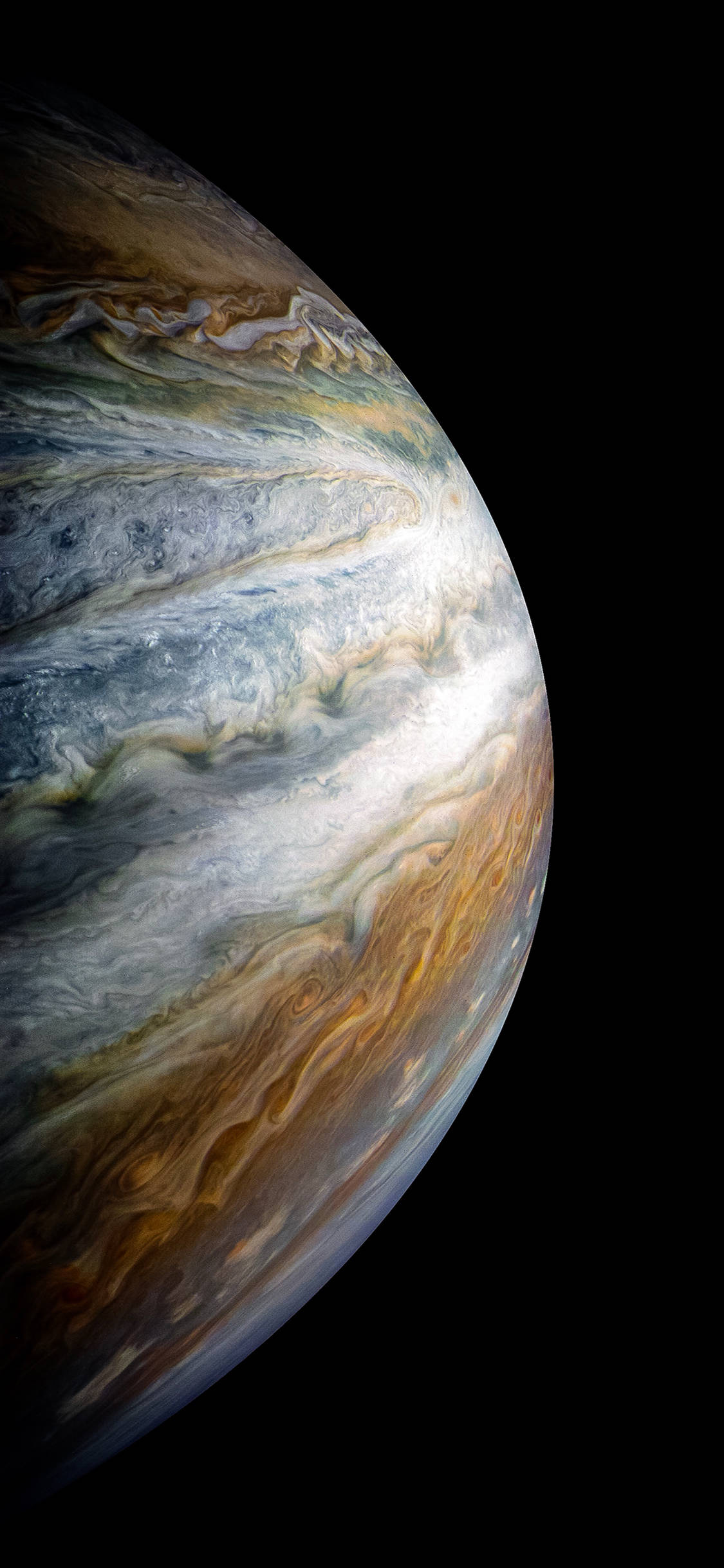 iPhone XS 桌布 壁紙 — 木星大氣層中旋轉的條紋和巨大紅斑在太空黑暗背景下的驚人特寫。
