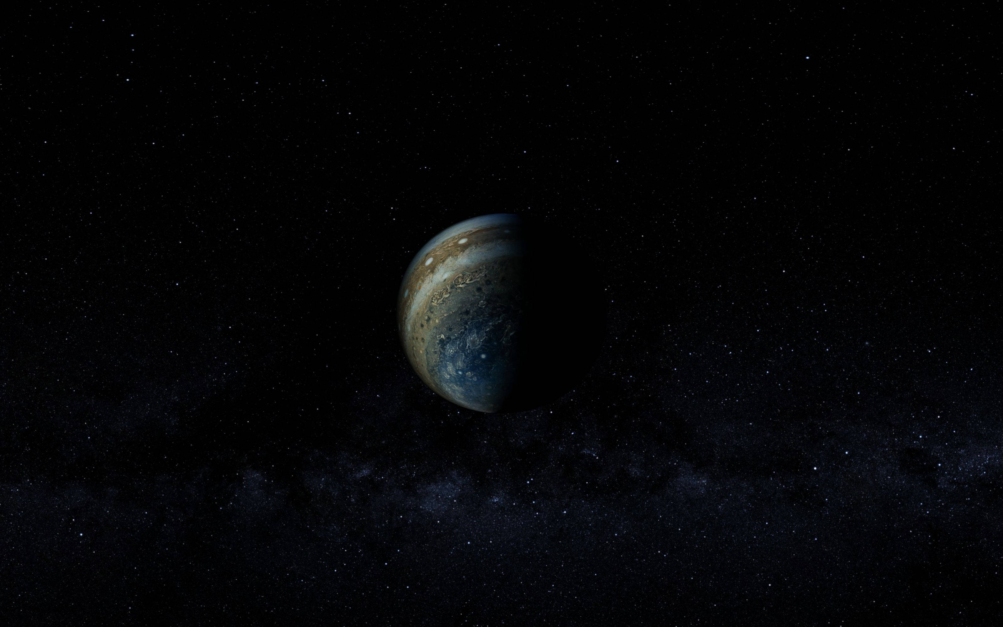 木星 桌布 壁紙 — 木星懸掛在深空，被遙遠的星星半照亮，帶有橙色、棕色和白色雲層的漩渦帶。