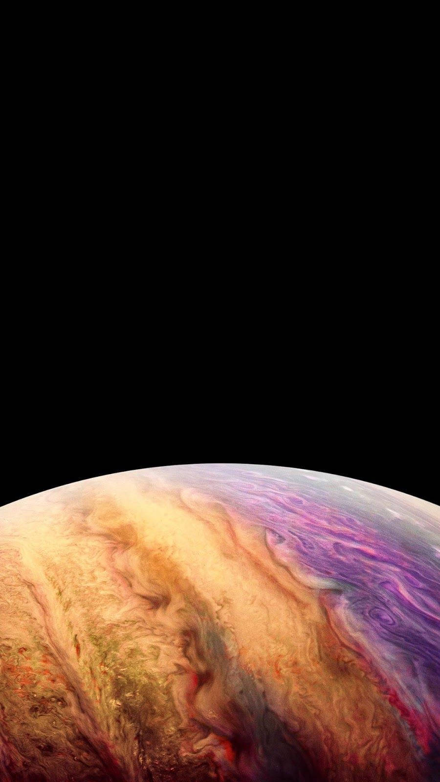 Amazing 桌布 壁紙 — 木星漩渦風暴帶的壯麗景色，以鮮豔的橙色、紫色和紅色色調呈現，背景是太空的黑色虛空。