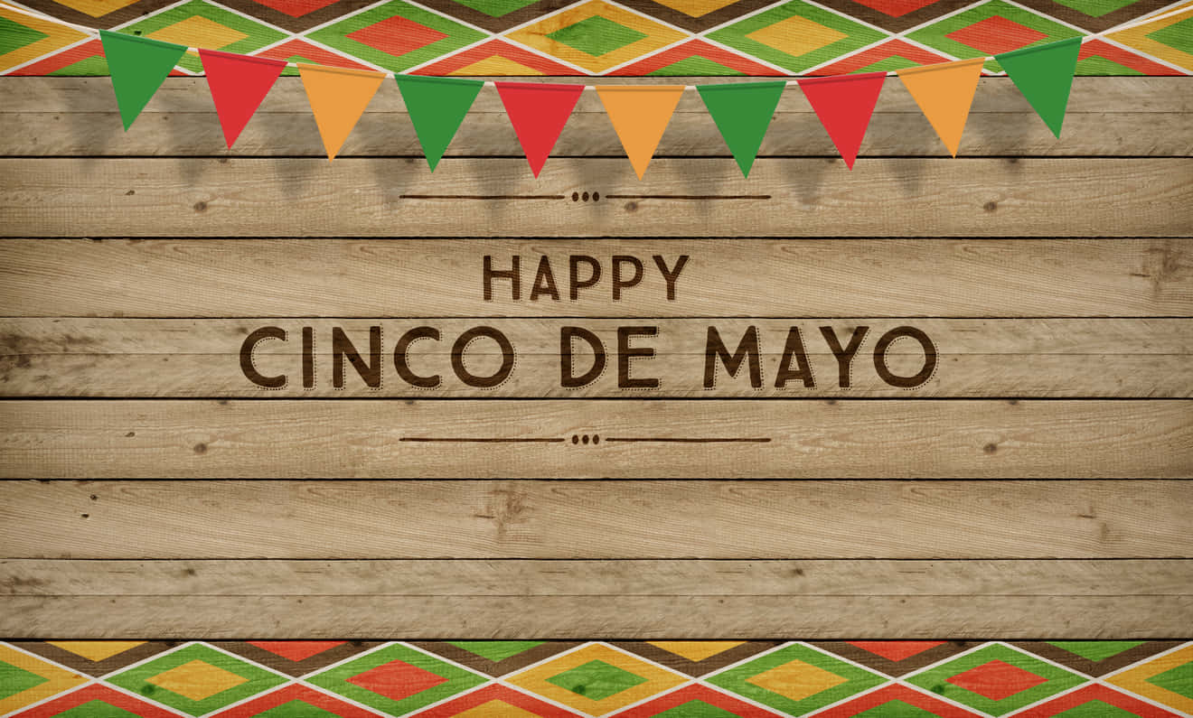 Happy Cinco De Mayo 桌布 壁紙 — 木板背景，配有色彩繽紛的三角旗幟和「Happy Cinco de Mayo」文字，呈現質樸風格。