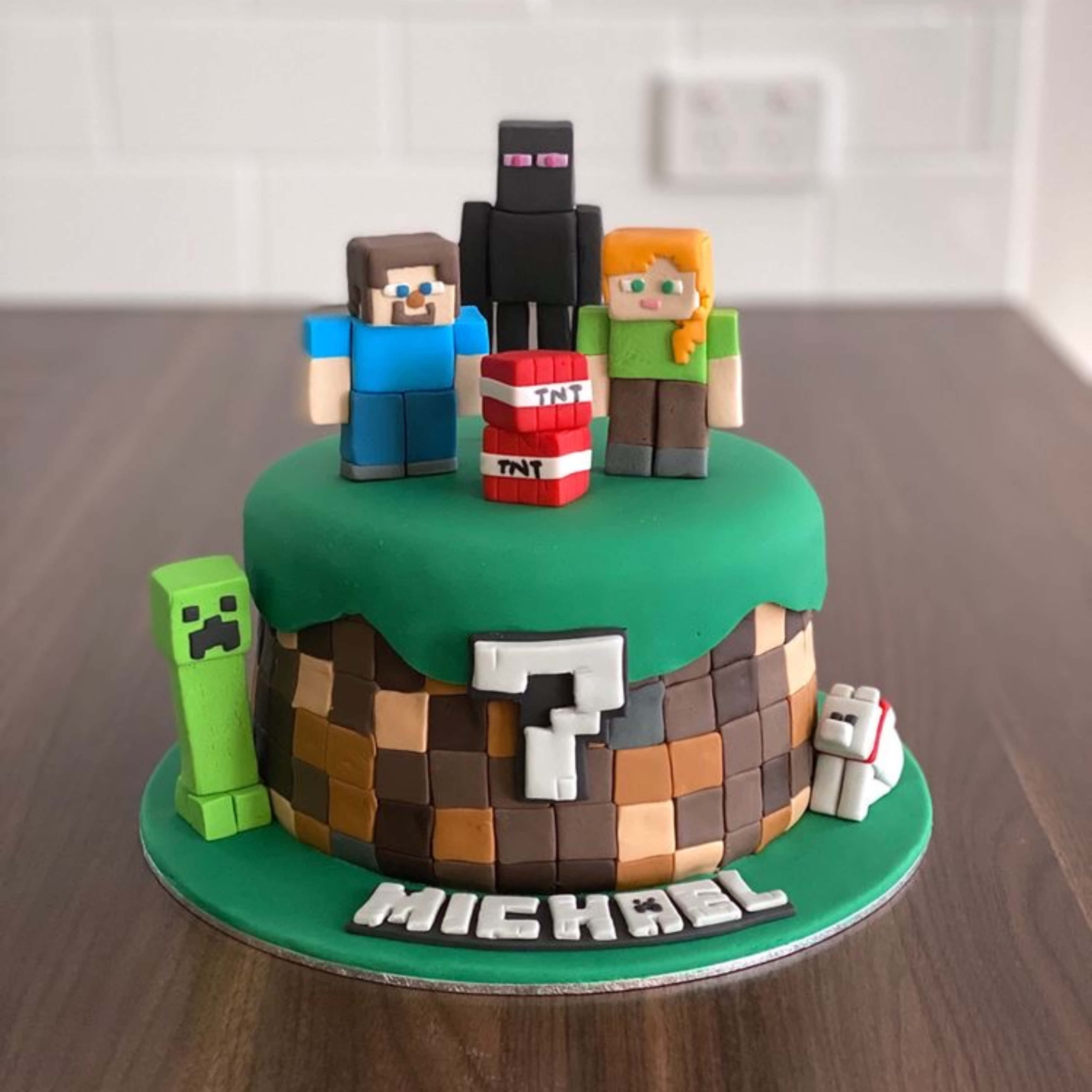 Minecraft Cakes 桌布 壁紙 — 木桌上一個Minecraft主題生日蛋糕，帶有像素化角色和TNT。