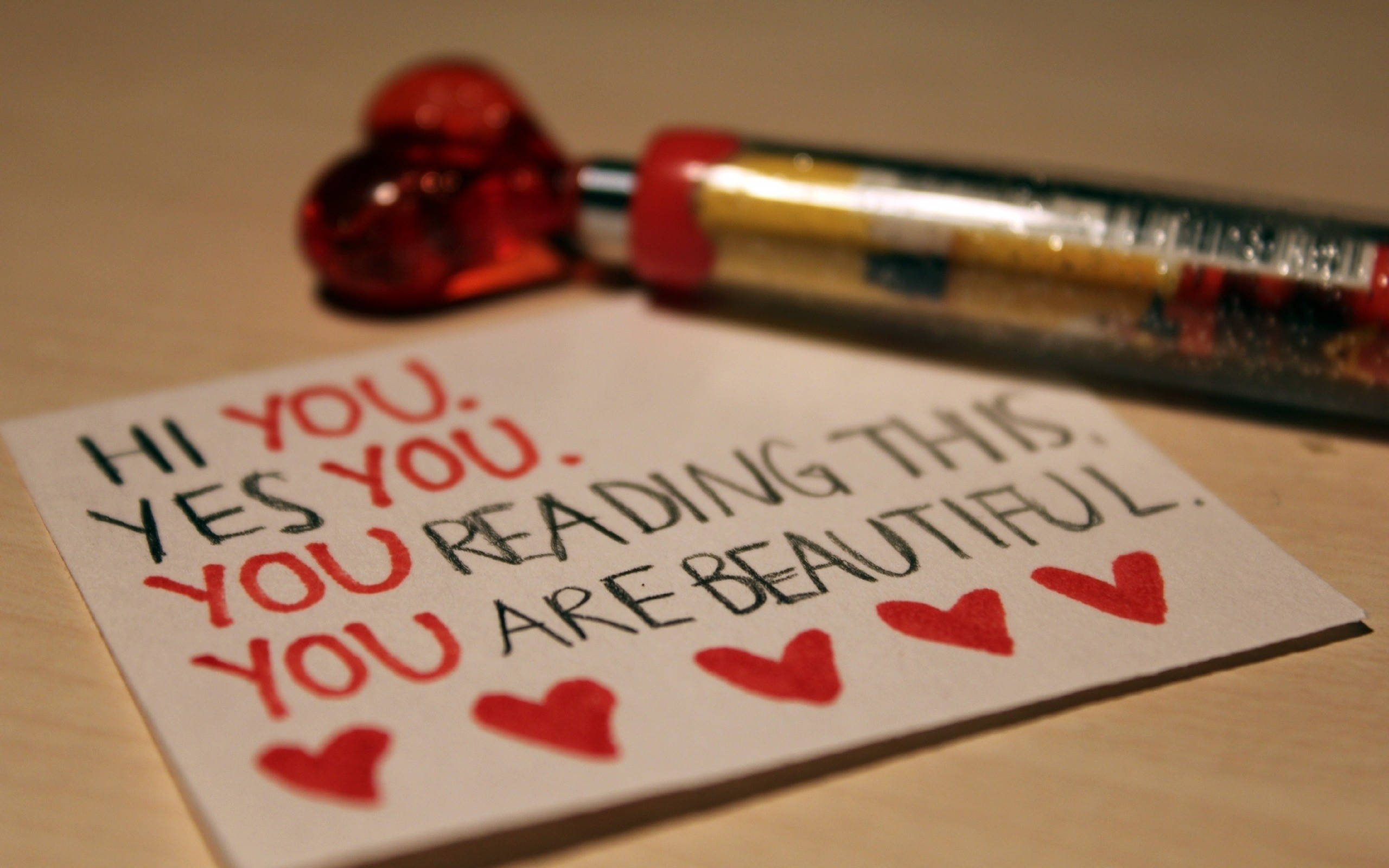 You Are Beautiful 桌布 壁紙 — 木桌上放著一張手寫情書，上面有紅色愛心和愛心形狀的糖果。