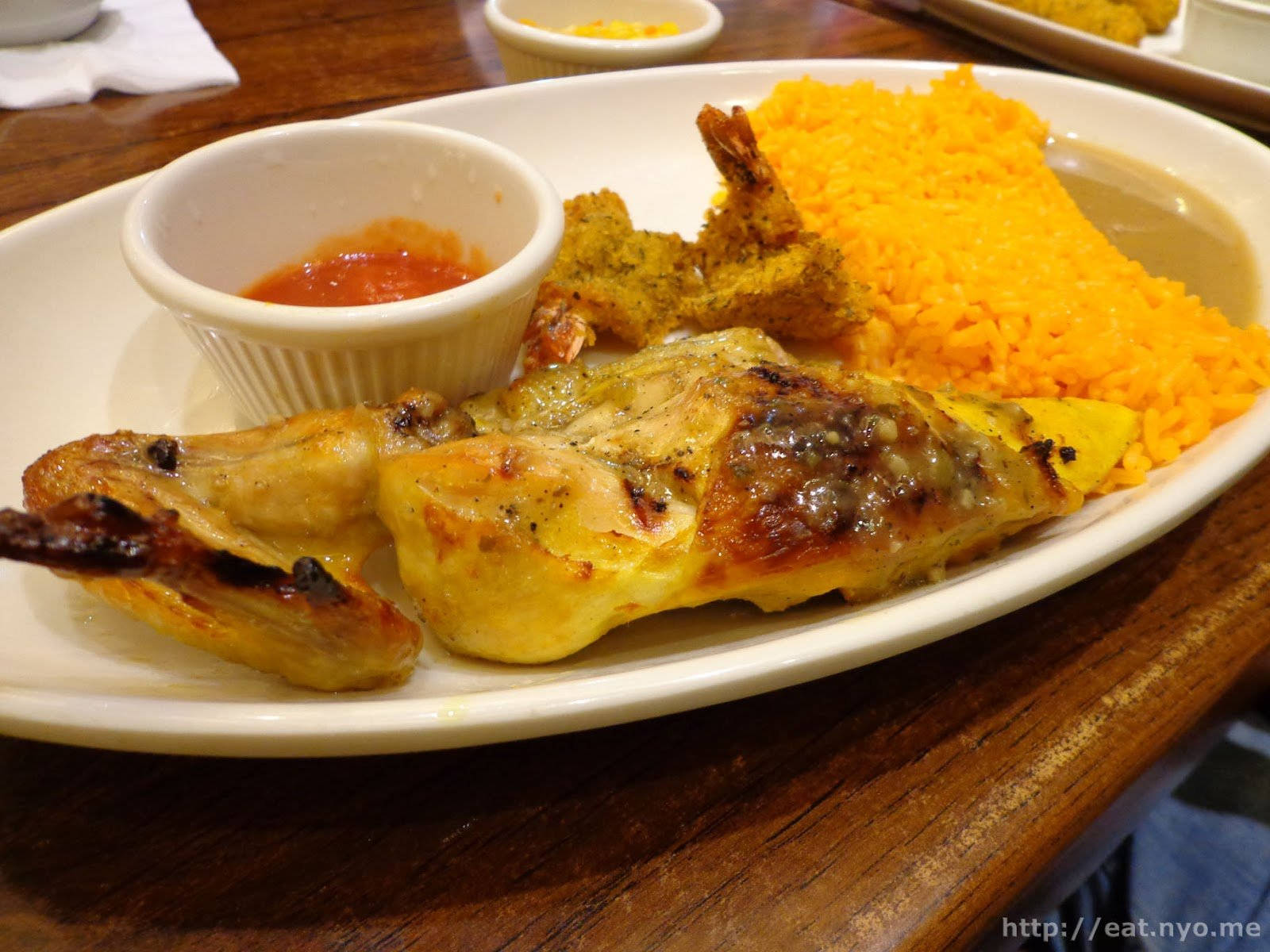 Delicious Food 桌布 壁紙 — 木桌上的一盤烤雞搭配金黃色米飯和蘸醬。
