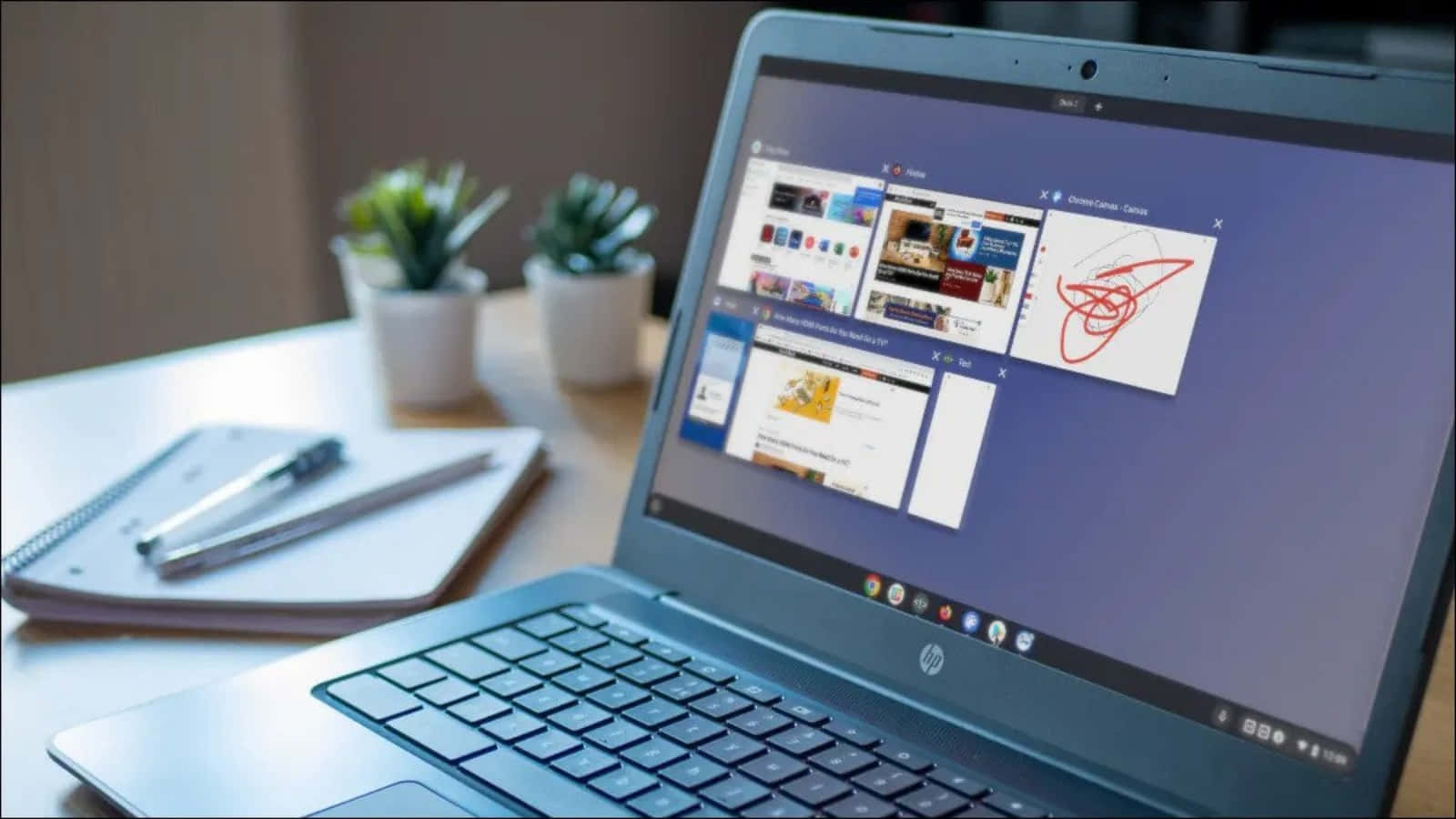 Chromebook 桌布 壁紙 — 木桌上的銀色筆記型電腦顯示一個瀏覽器，有多個分頁開啟，旁邊有盆栽多肉植物和筆記本。