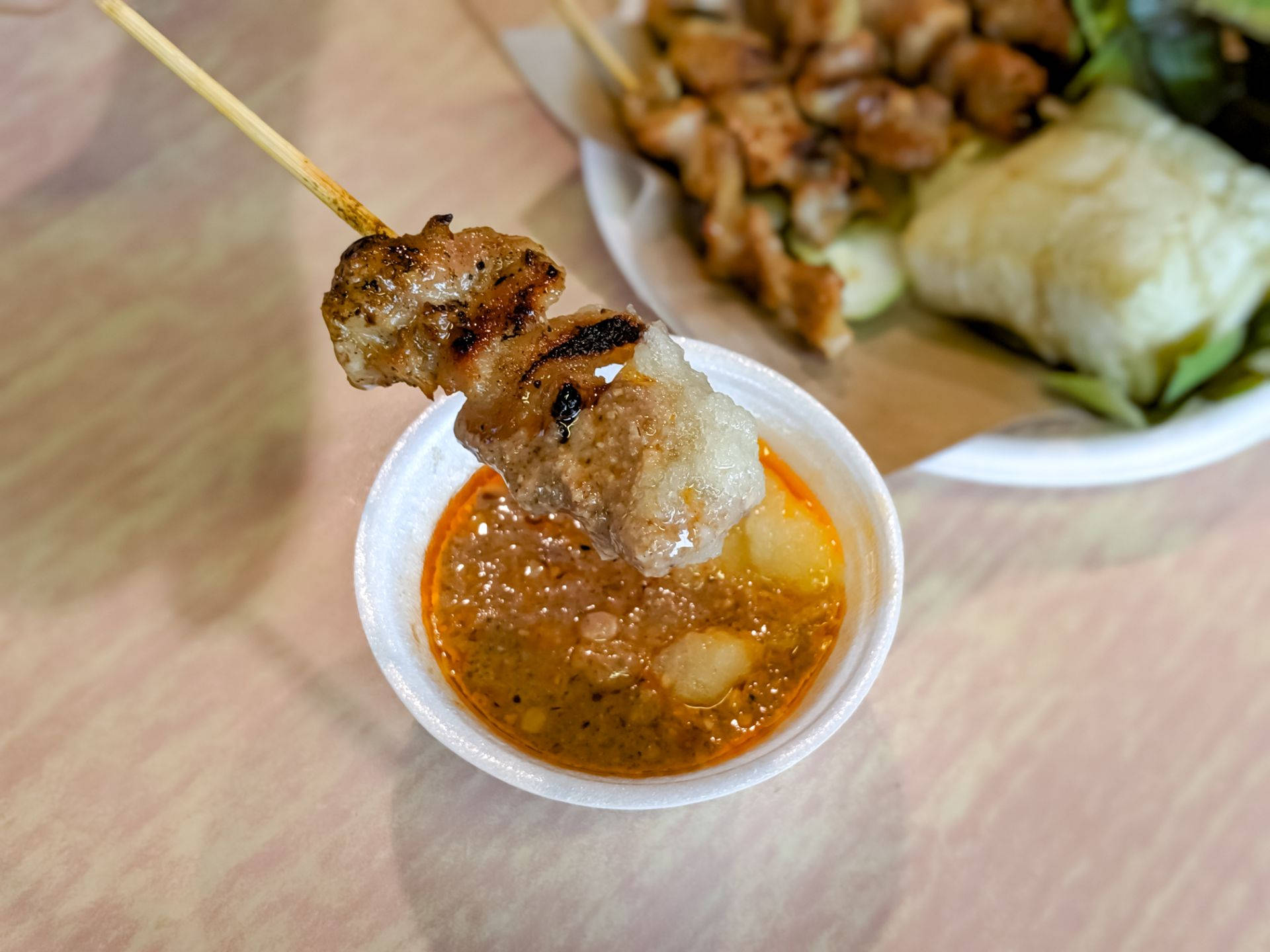 Food Photography 桌布 壁紙 — 木桌上蘸有辣橙醬的烤肉串特寫。