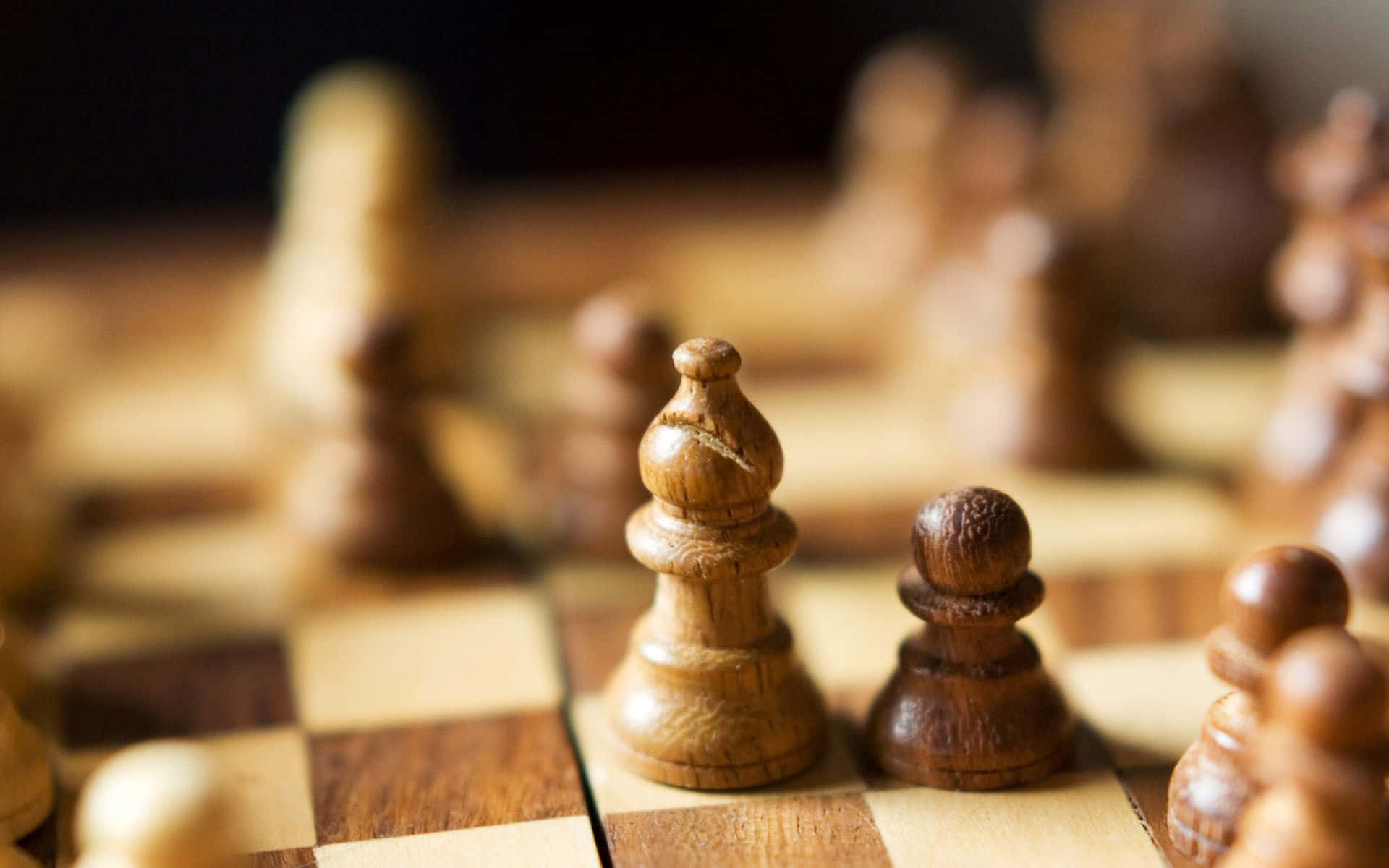 木棋盤上的西洋棋棋子 壁紙