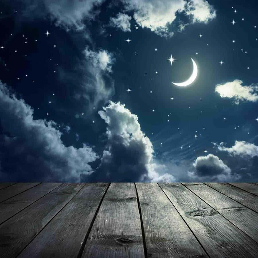 Moonlight 桌布 壁紙 — 木甲板俯瞰著繁星點點的夜空，有一彎新月和蓬鬆的雲彩。