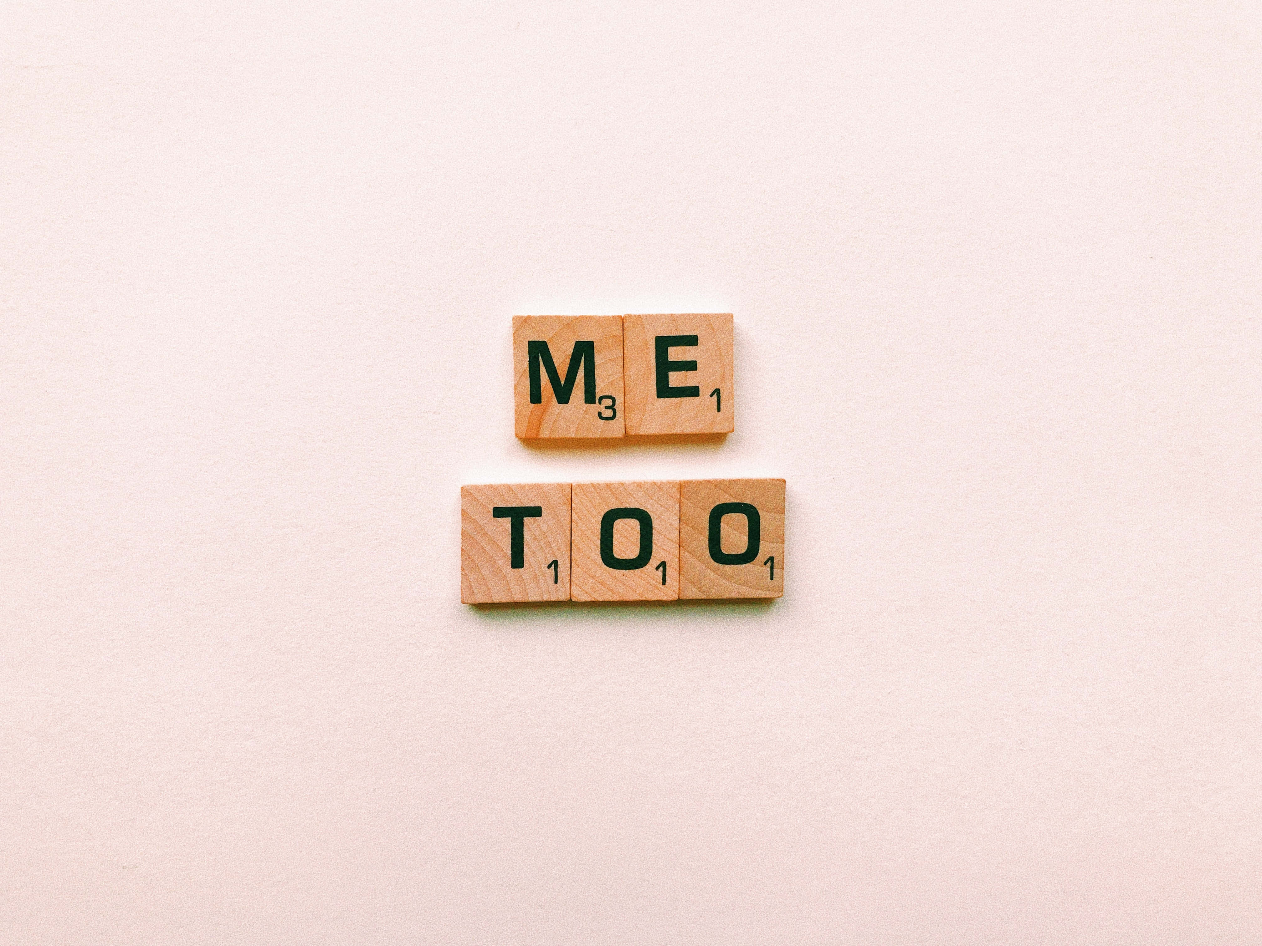 Words 桌布 壁紙 — 木製 Scrabble 字母牌在柔軟的米色背景上拼出粗體綠色字母 'ME TOO'。