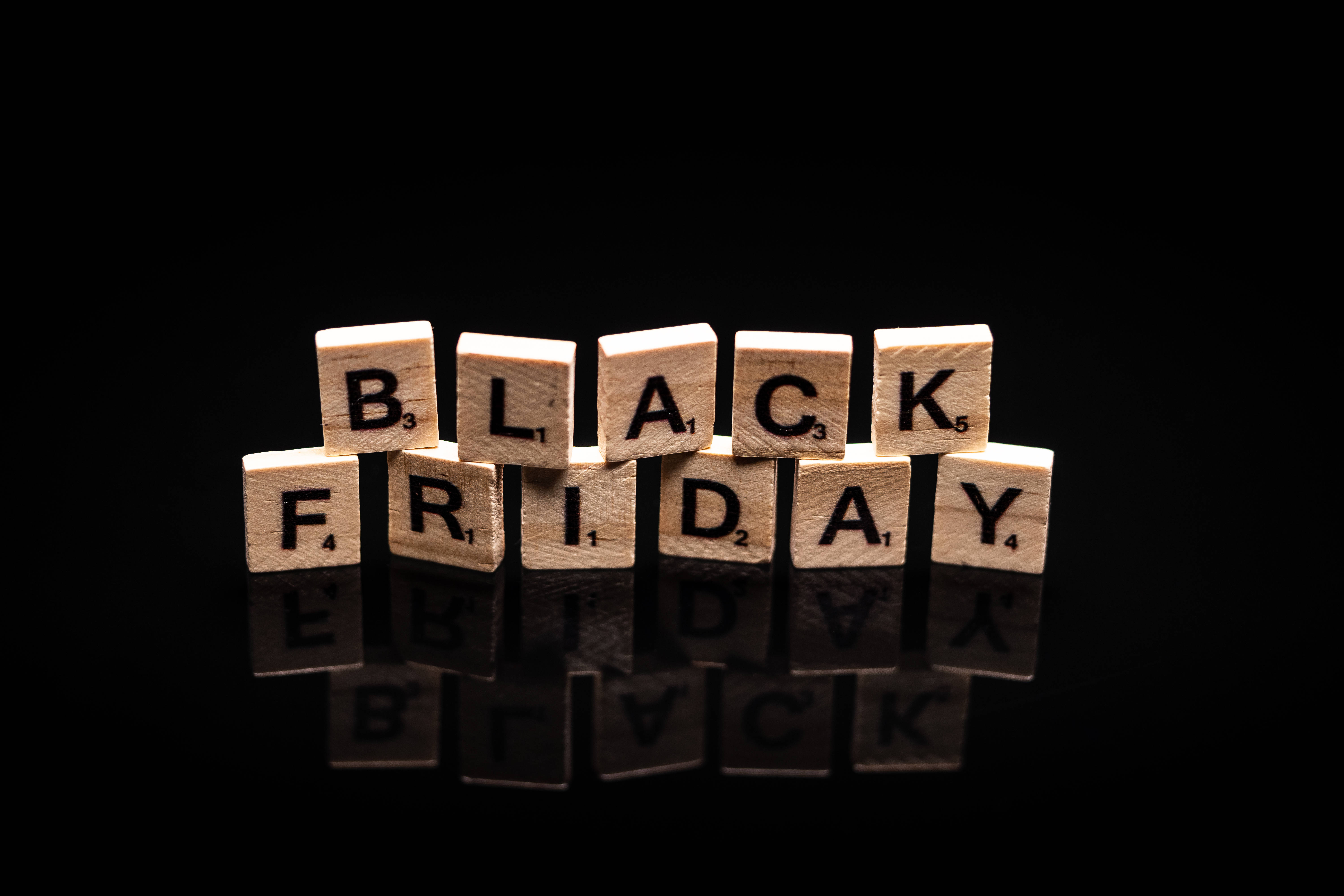 Friday 桌布 壁紙 — 木製Scrabble字母牌拼出BLACK FRIDAY，立於光滑黑色表面上，倒影清晰。