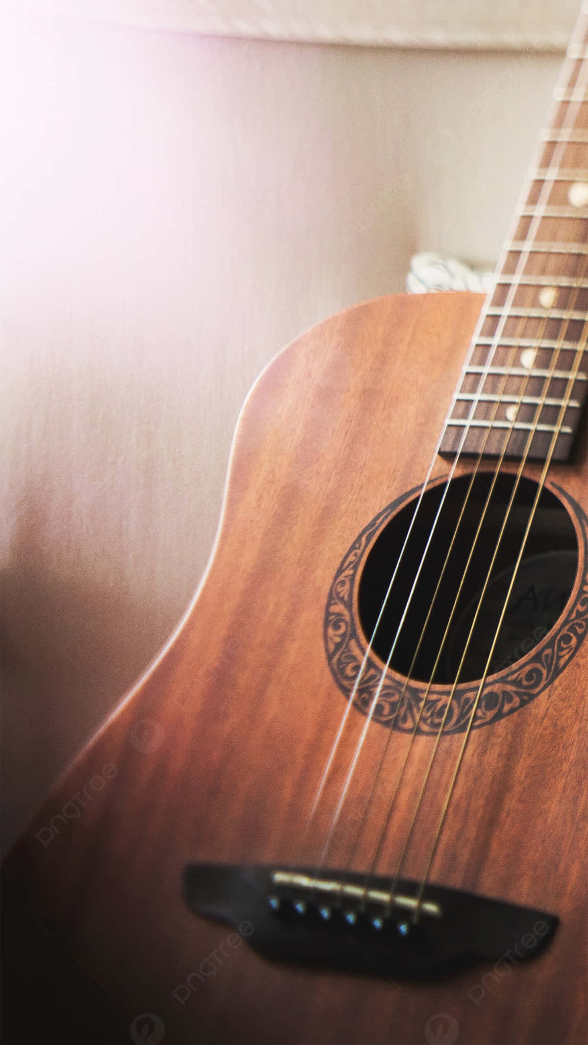 Acoustic Guitar 桌布 壁紙 — 木製原聲吉他特寫，帶有華麗的玫瑰花飾，靠著柔和的米色牆壁，沐浴在溫暖的陽光中。