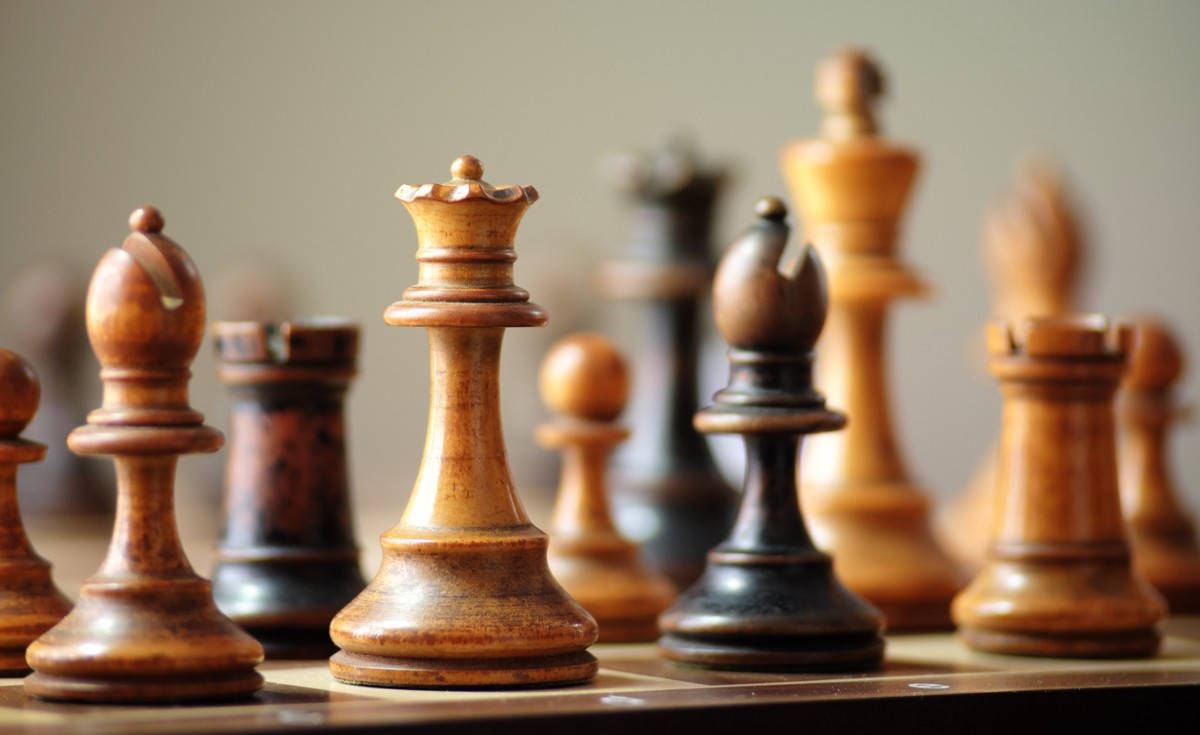 西洋棋 桌布 壁紙 — 木製國際象棋棋子比賽中的特寫，淺景深突出淺棕色的國王。