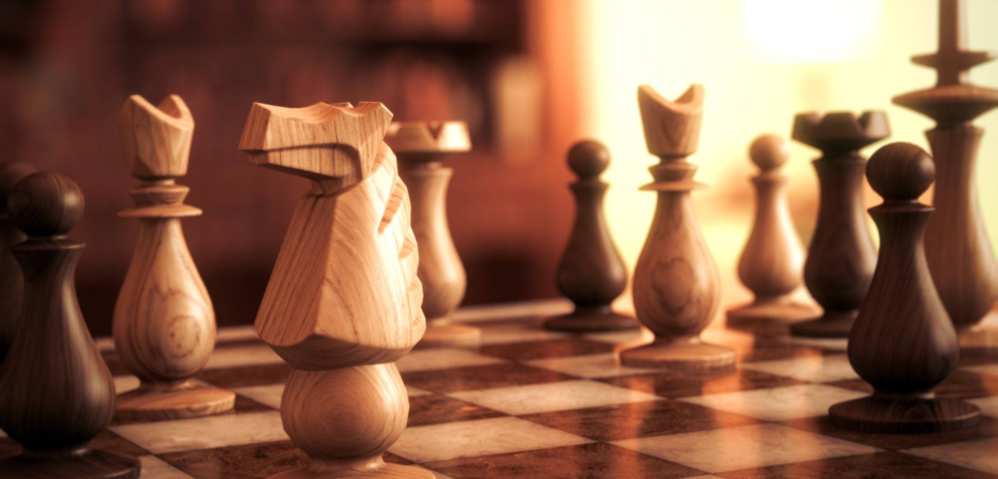 西洋棋 桌布 壁紙 — 木製國際象棋棋子的特寫，在一個格子棋盤上，沐浴在溫暖的金色光線中，景深較淺。