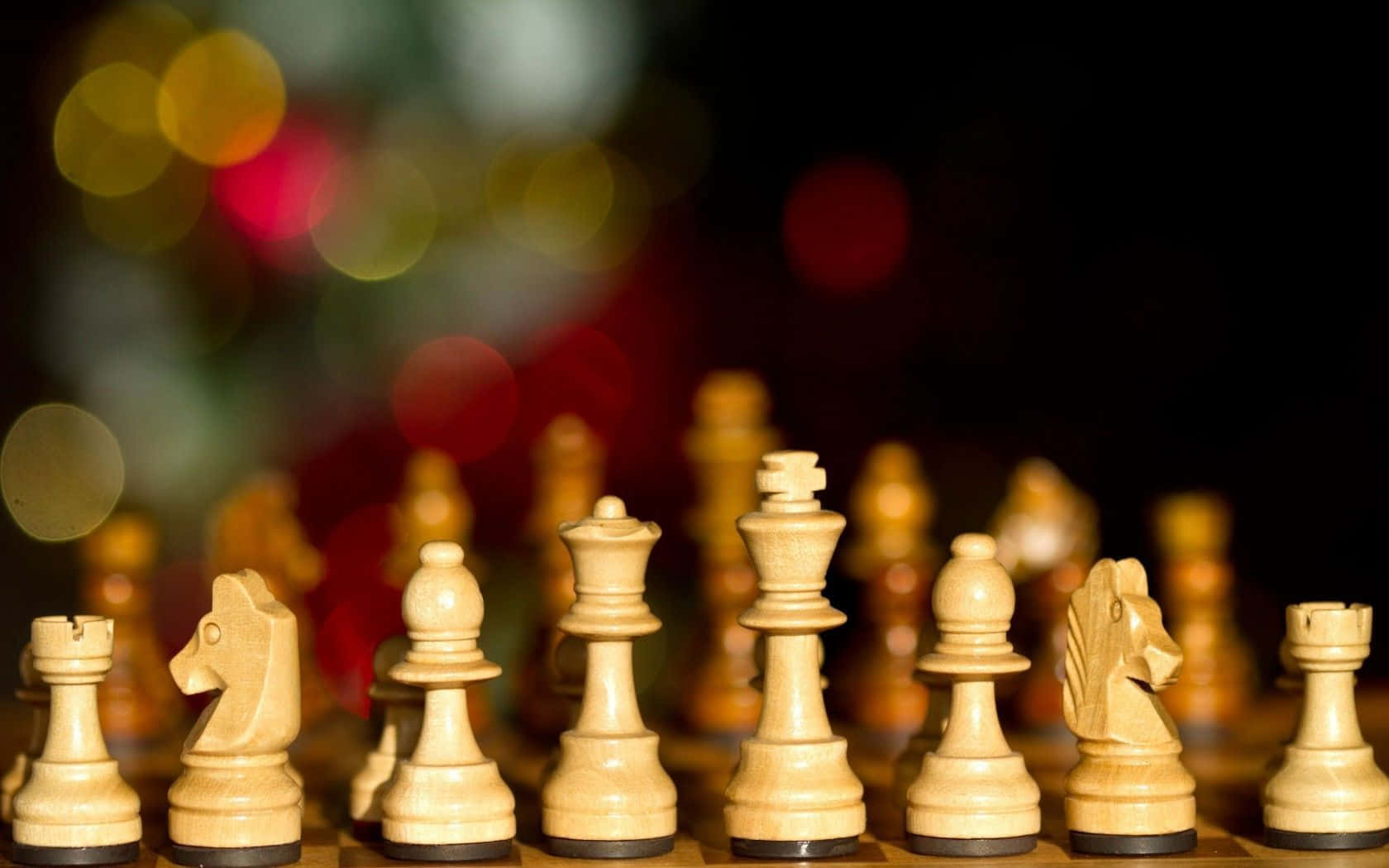 西洋棋 桌布 壁紙 — 木製國際象棋棋子的特寫，清晰對焦，背景為模糊的節日散景。