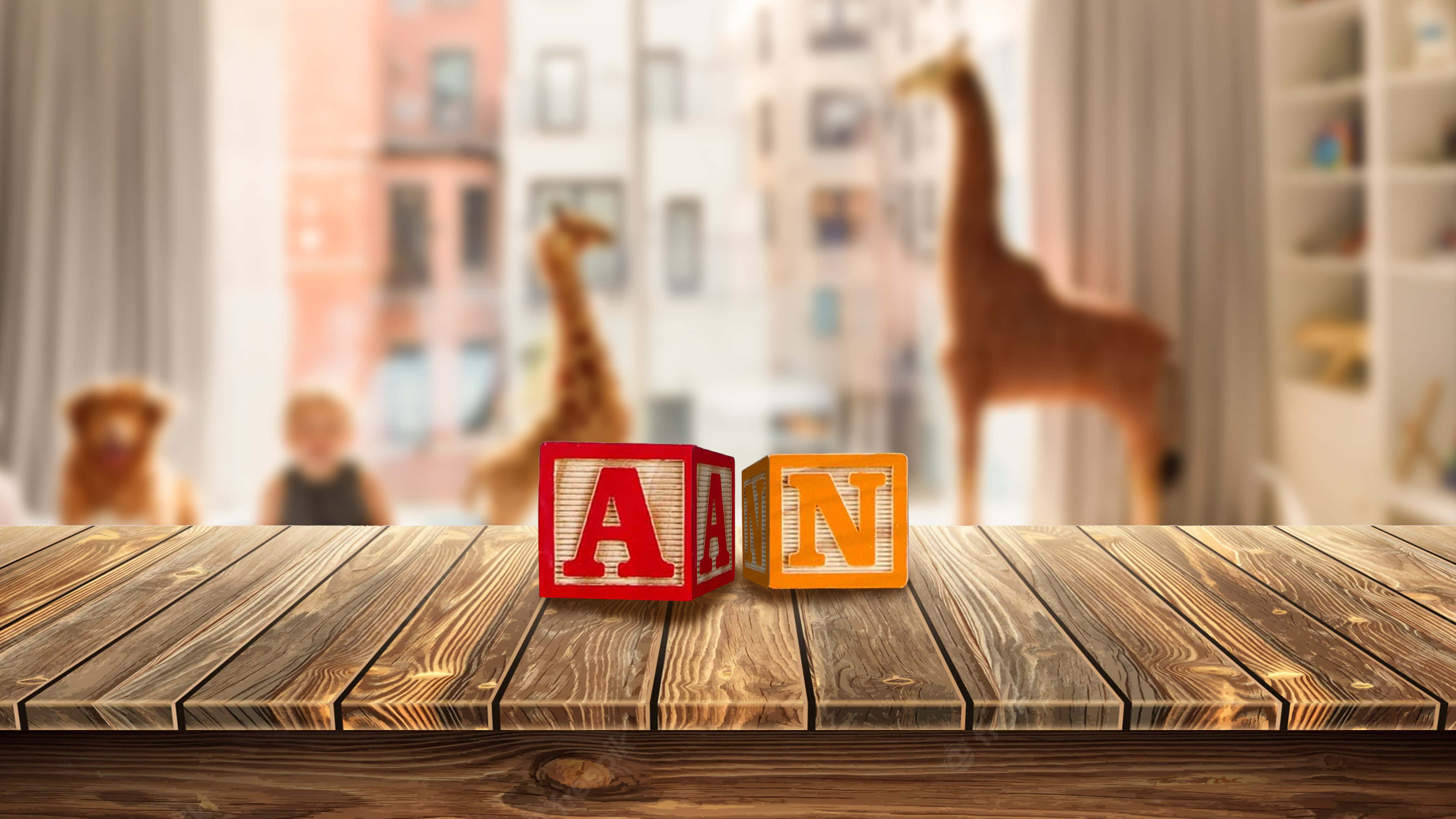 lettering 桌布 壁紙 — 木製字母積木拼出「AAN」，放在鄉村風格的桌面上，背景有模糊的孩子和長頸鹿玩具，房間充滿陽光。