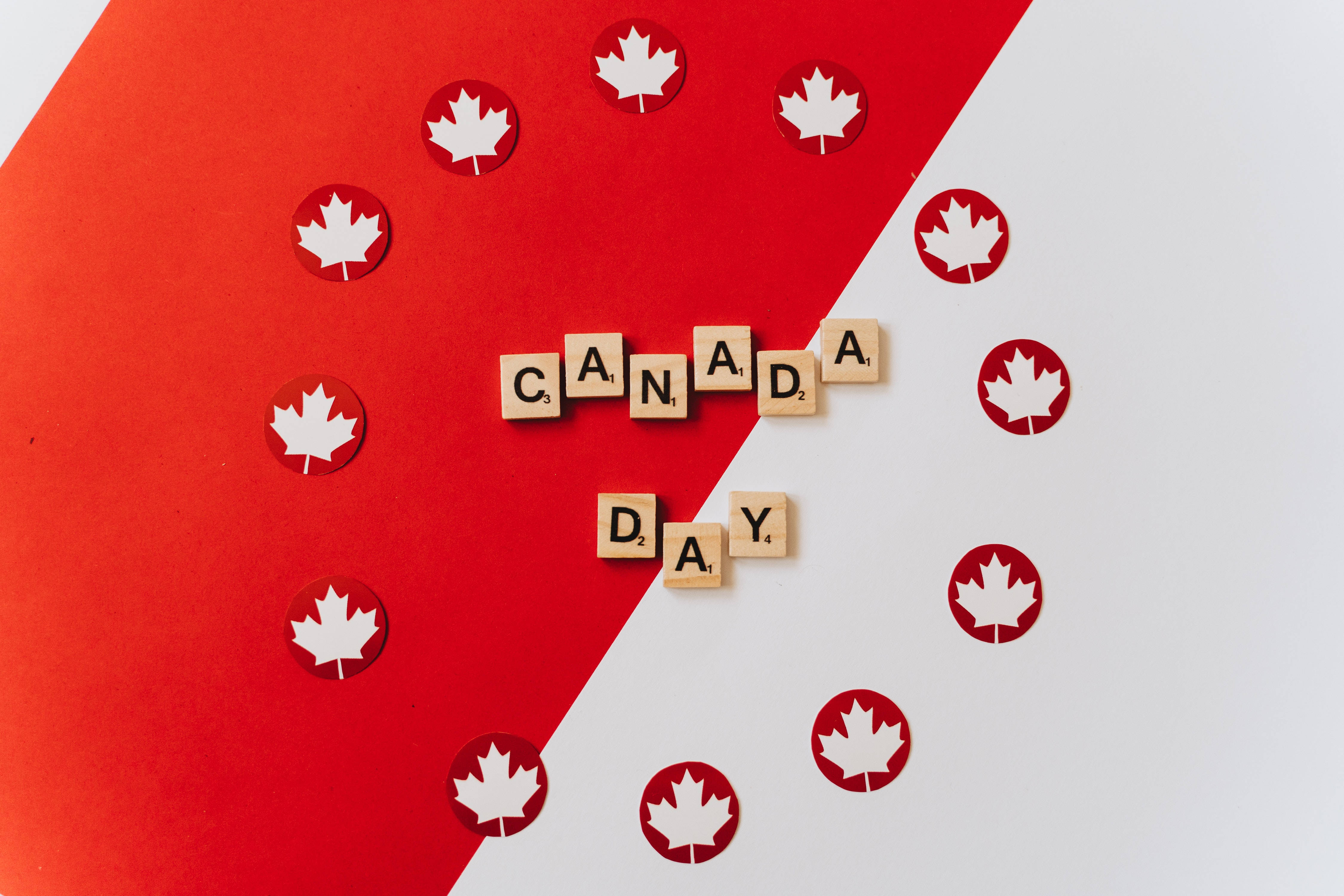 Canadian 桌布 壁紙 — 木製方塊拼出 Canada Day，背景為紅白斜紋，飾以楓葉鏤空圖案。