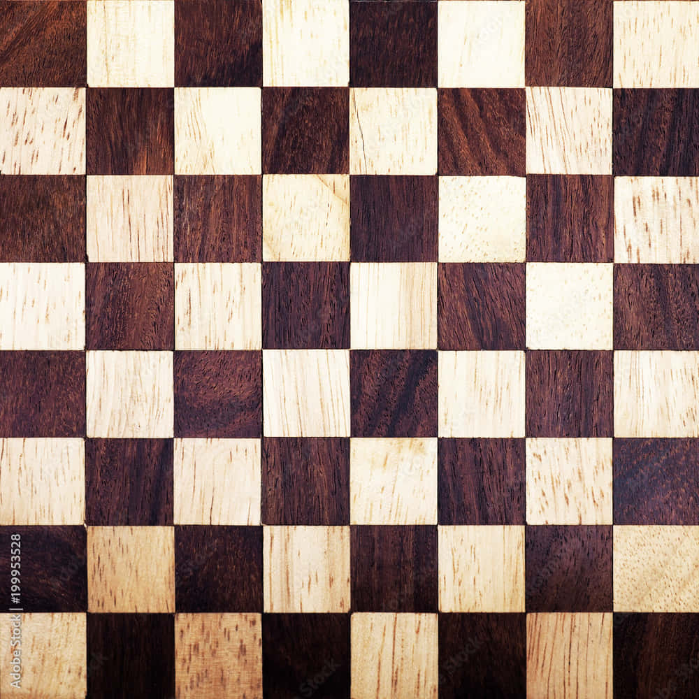 Chessboard 桌布 壁紙 — 木製棋盤的特寫，深淺棕色方格交替排列，展現天然木紋圖案。