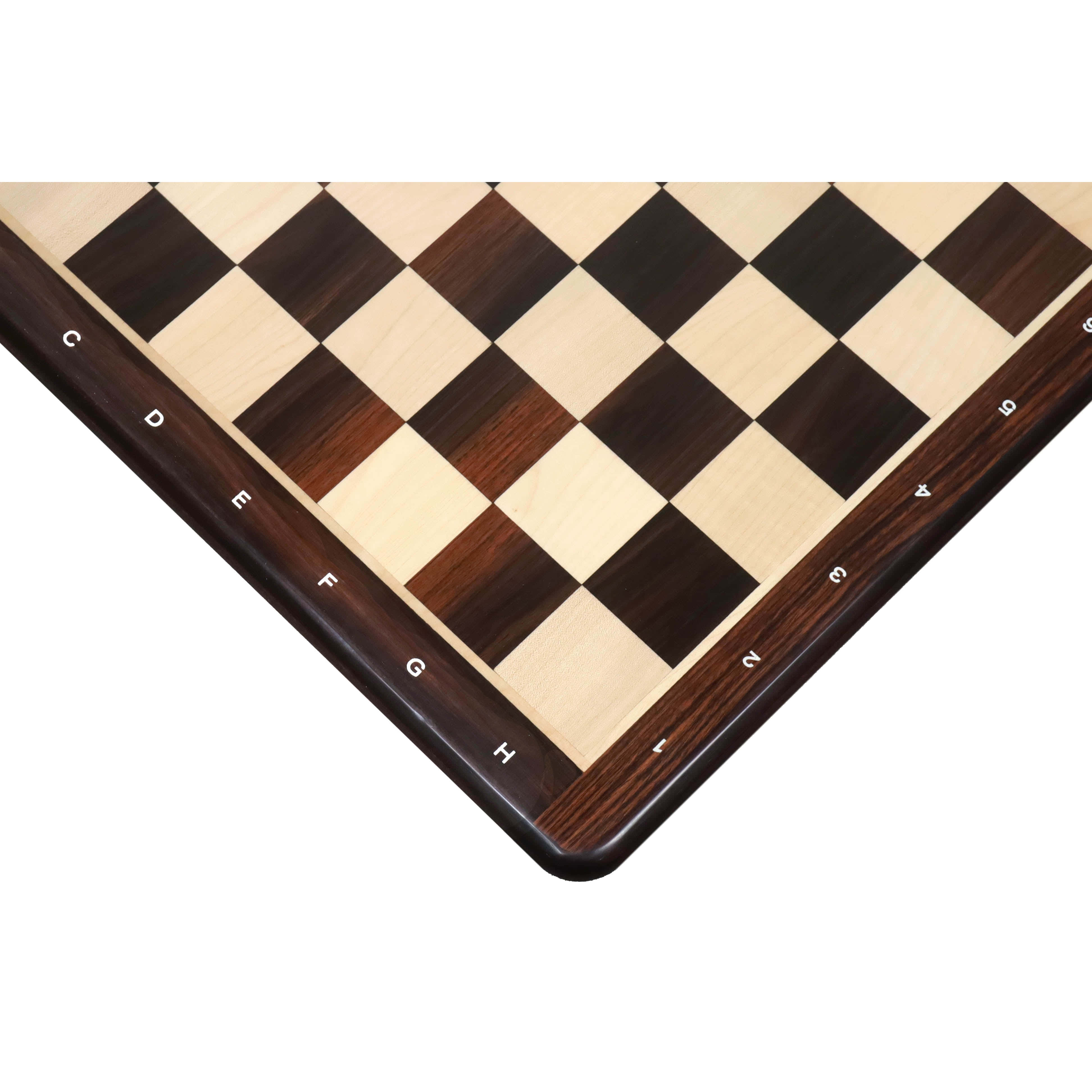 Chessboard 桌布 壁紙 — 木製棋盤角落的特寫，顯示交替的深色和淺色方格，邊緣帶有字母和數字。