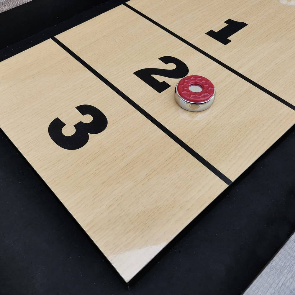 game 桌布 壁紙 — 木製沙狐球場的特寫，紅色沙狐球放在第二條球道。
