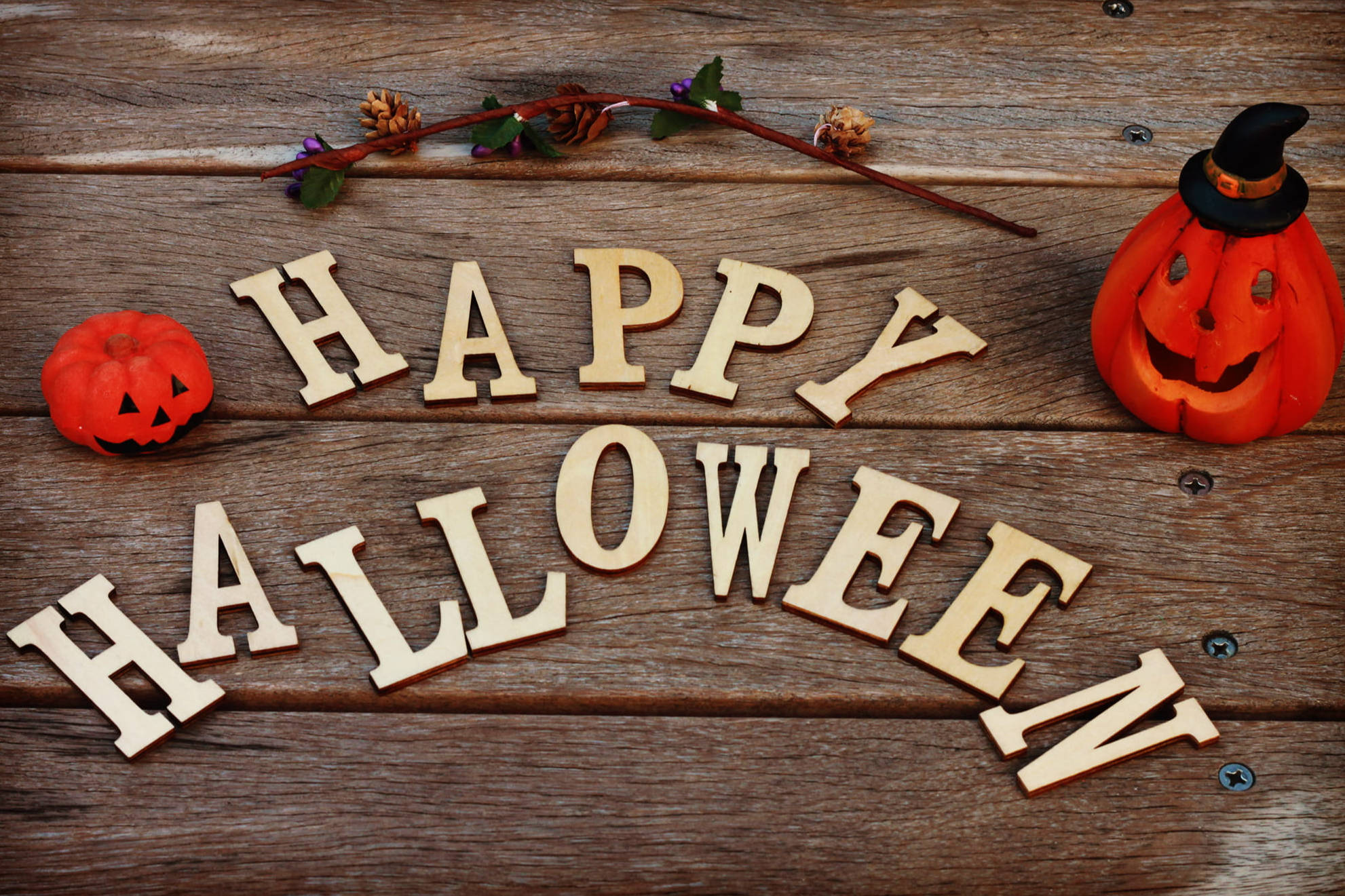 可愛萬聖節 桌布 壁紙 — 木製的「HAPPY HALLOWEEN」字母和雕刻南瓜放在質樸風化的木質表面上。