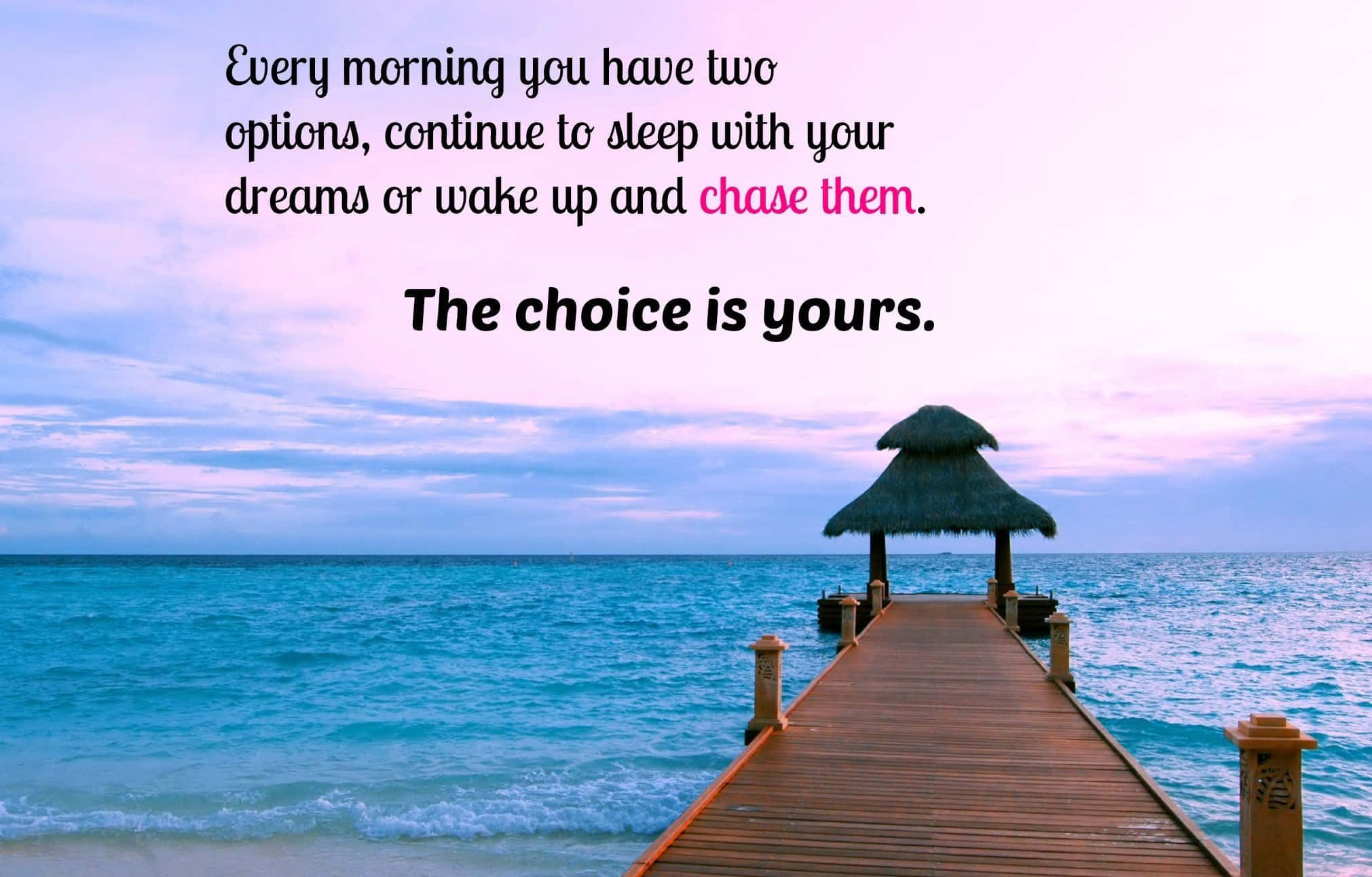 Motivational Quotes 桌布 壁紙 — 木製碼頭延伸至藍綠色海洋，在柔和粉紅與藍色的暮色天空下，帶有勵志文字疊加。