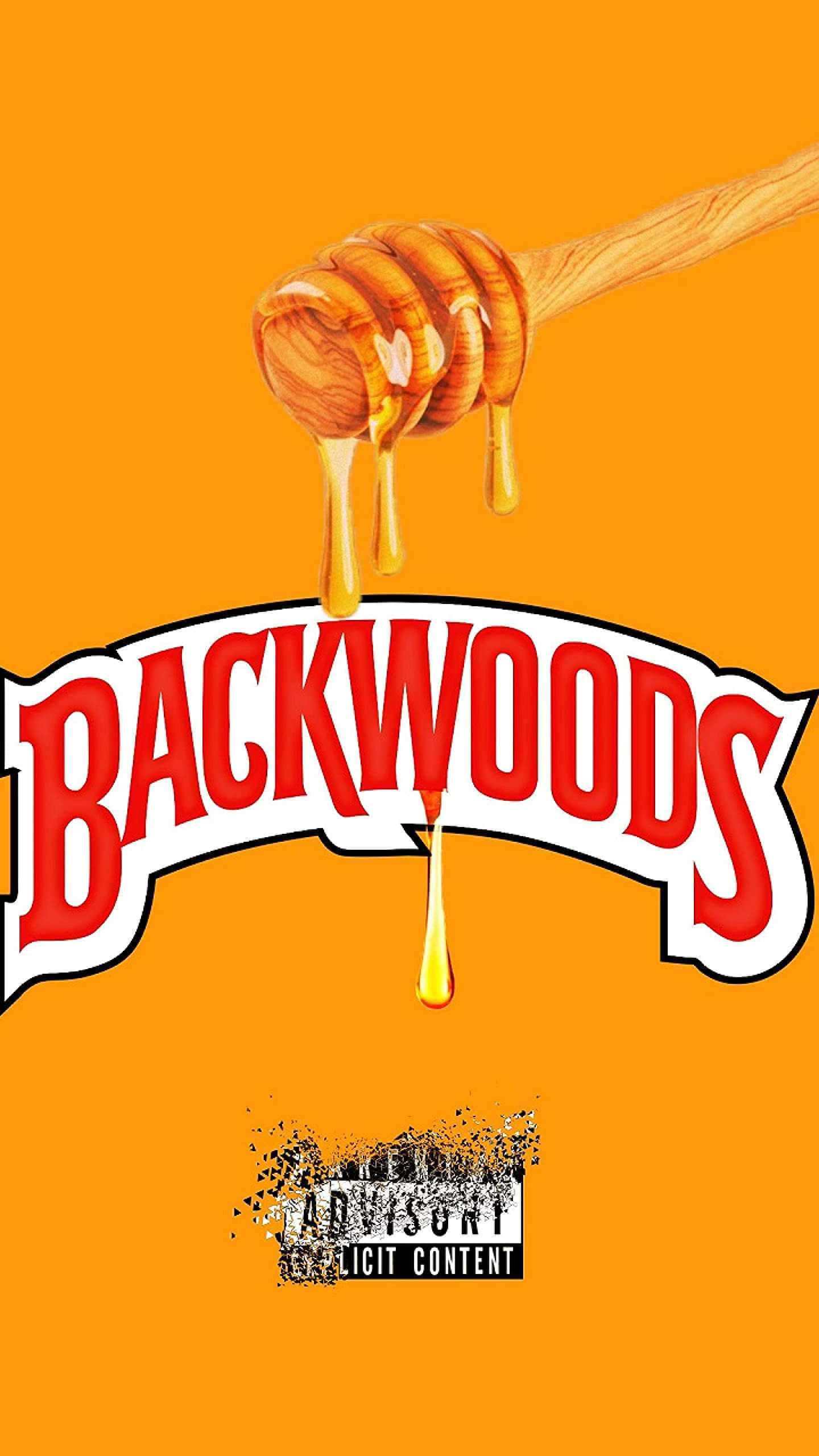 Backwoods 桌布 壁紙 — 木製蜂蜜棒滴下金色蜂蜜，落在橙色背景上醒目的紅色「BACKWOODS」標誌上。