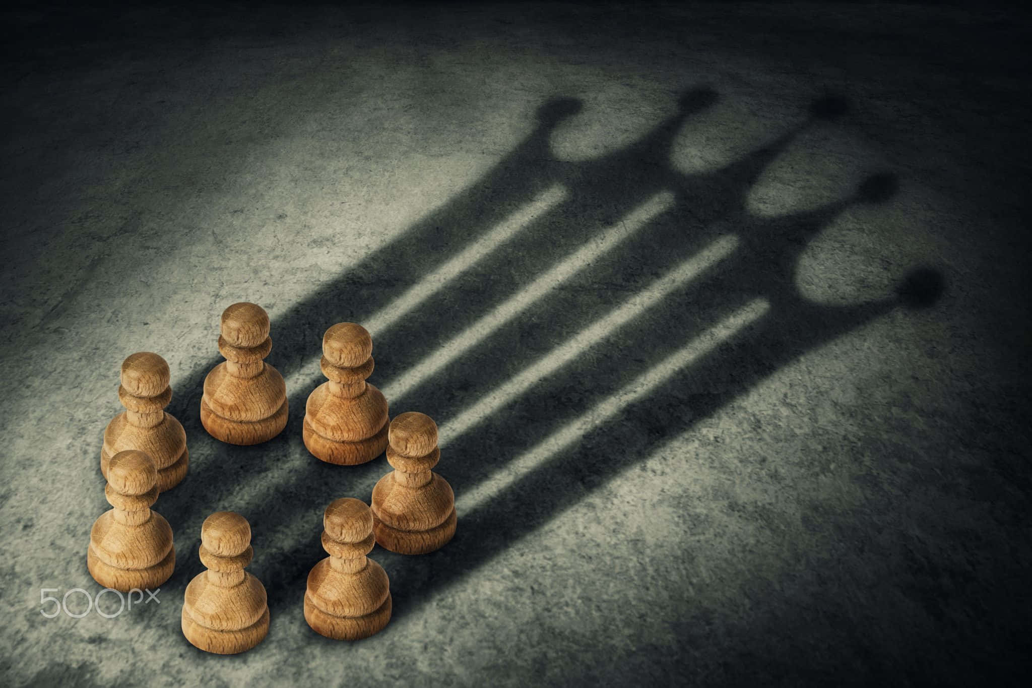 西洋棋 桌布 壁紙 — 木製西洋棋兵在聚焦燈光下，在粗糙的混凝土地板上投射出戲劇性的皇冠陰影。