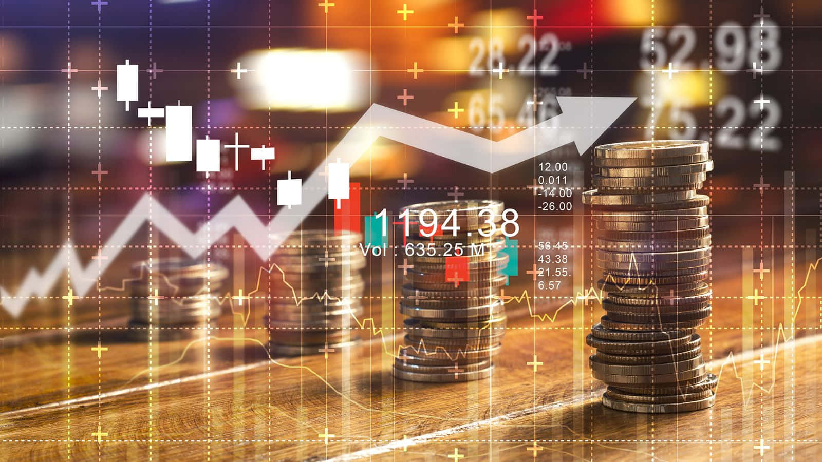 Investment 桌布 壁紙 — 木質表面上堆疊的硬幣，覆蓋著暖色調的發光金融圖表和股票數據。