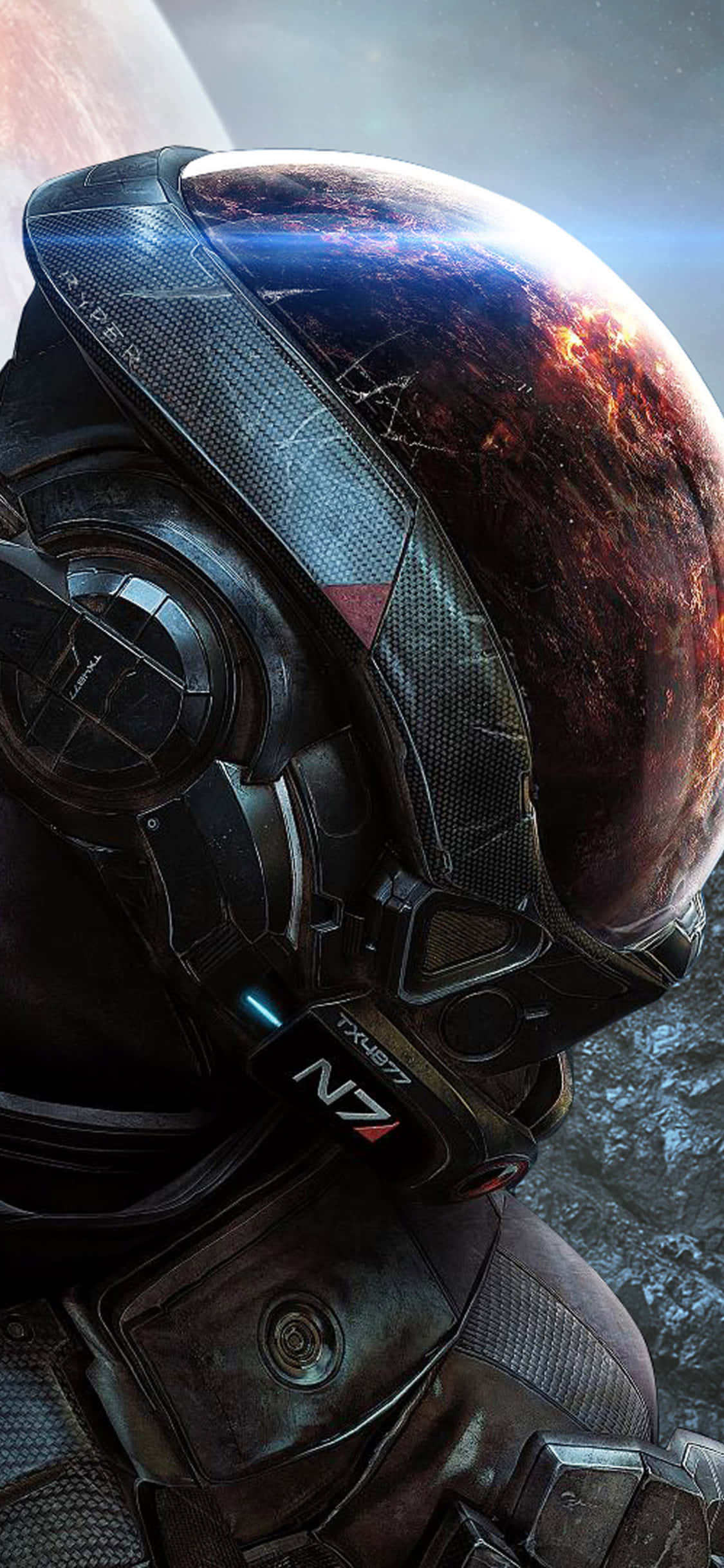 Mass Effect Andromeda 桌布 壁紙 — 未來N7士兵頭盔的特寫，頭盔反射出一個熾熱的外星行星，背景是星光燦爛的宇宙。