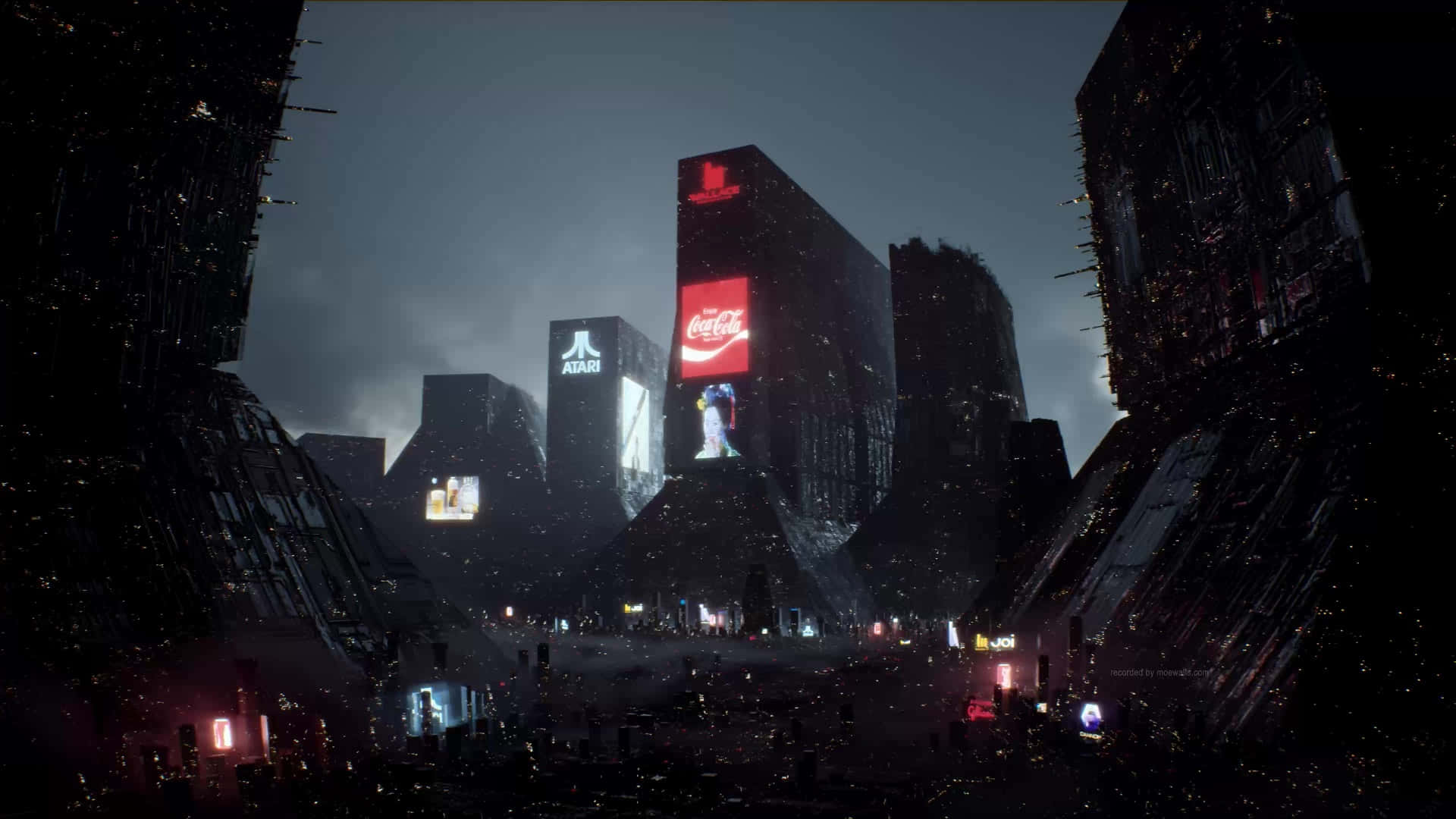 銀翼殺手 桌布 壁紙 — 未來主義的城市夜景，高聳的建築物在黑暗的天空下展示發光的可口可樂和雅達利廣告，雪花飄落。