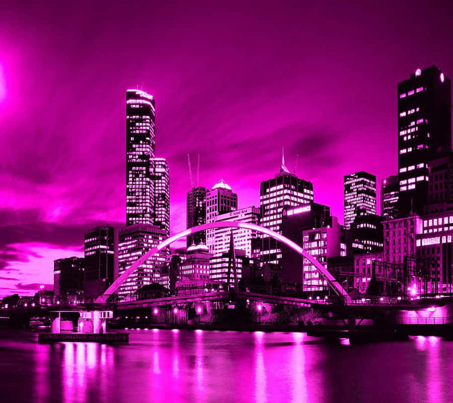 Magenta 桌布 壁紙 — 未來主義的城市天際線沐浴在電光紫色中，一座發光的拱橋倒映在平靜的水面上。