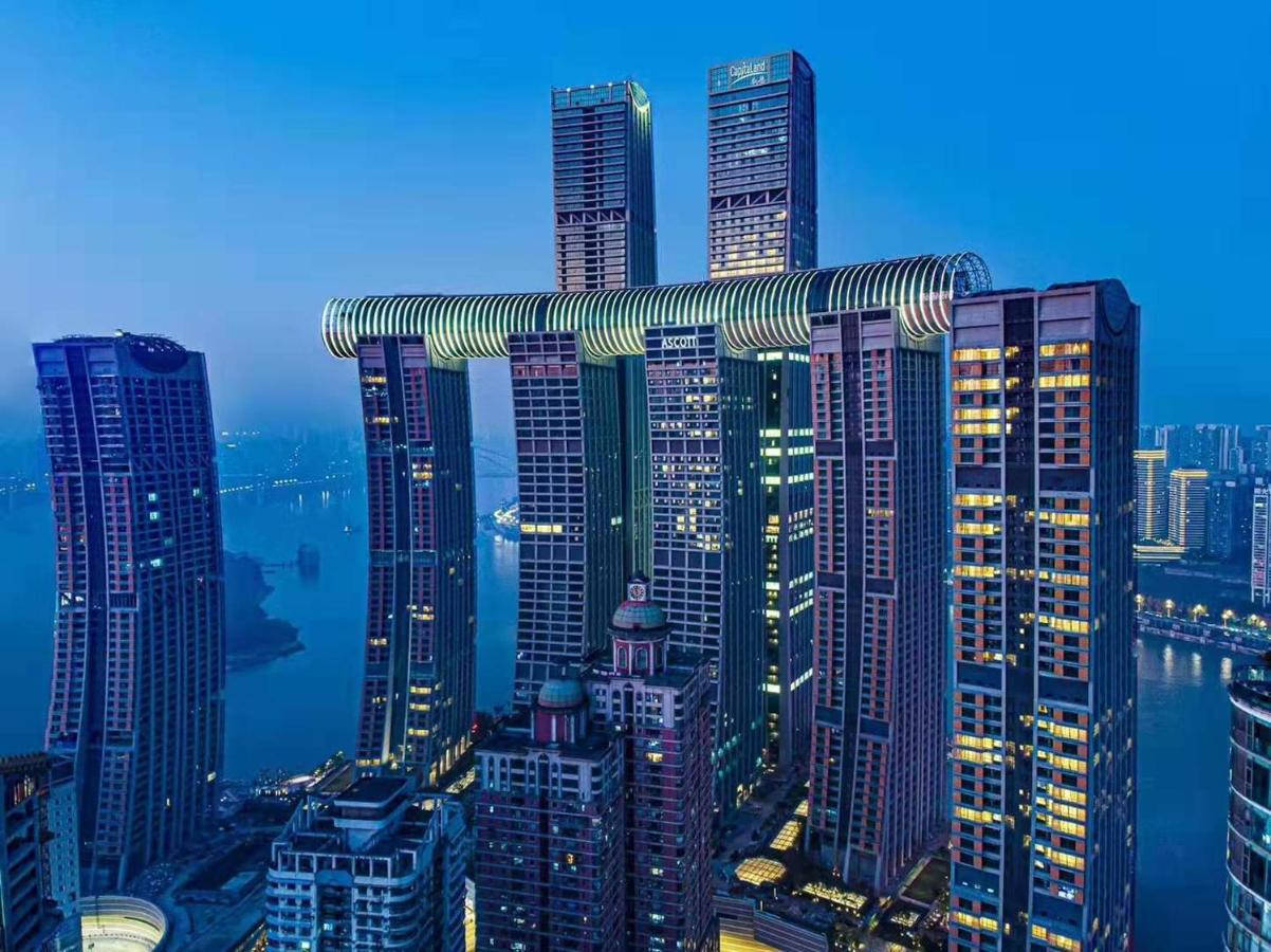 Chongqing 桌布 壁紙 — 未來主義的城市景觀，黃昏時分，發光的弧形橋樑連接河上燈火通明的摩天大樓。